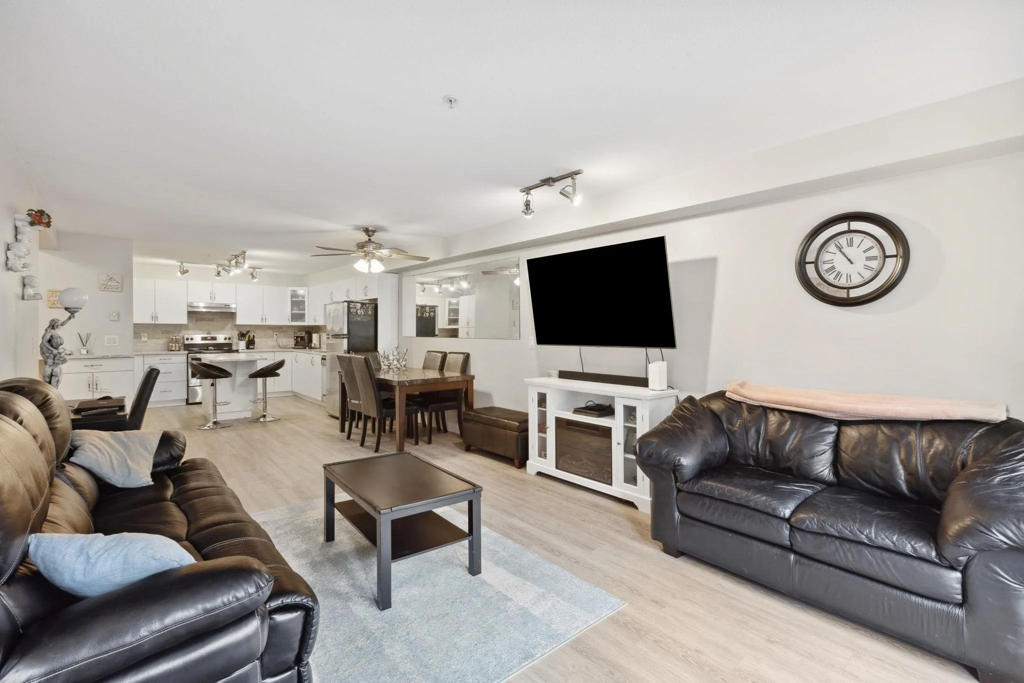 310 160 Shoreline Circle