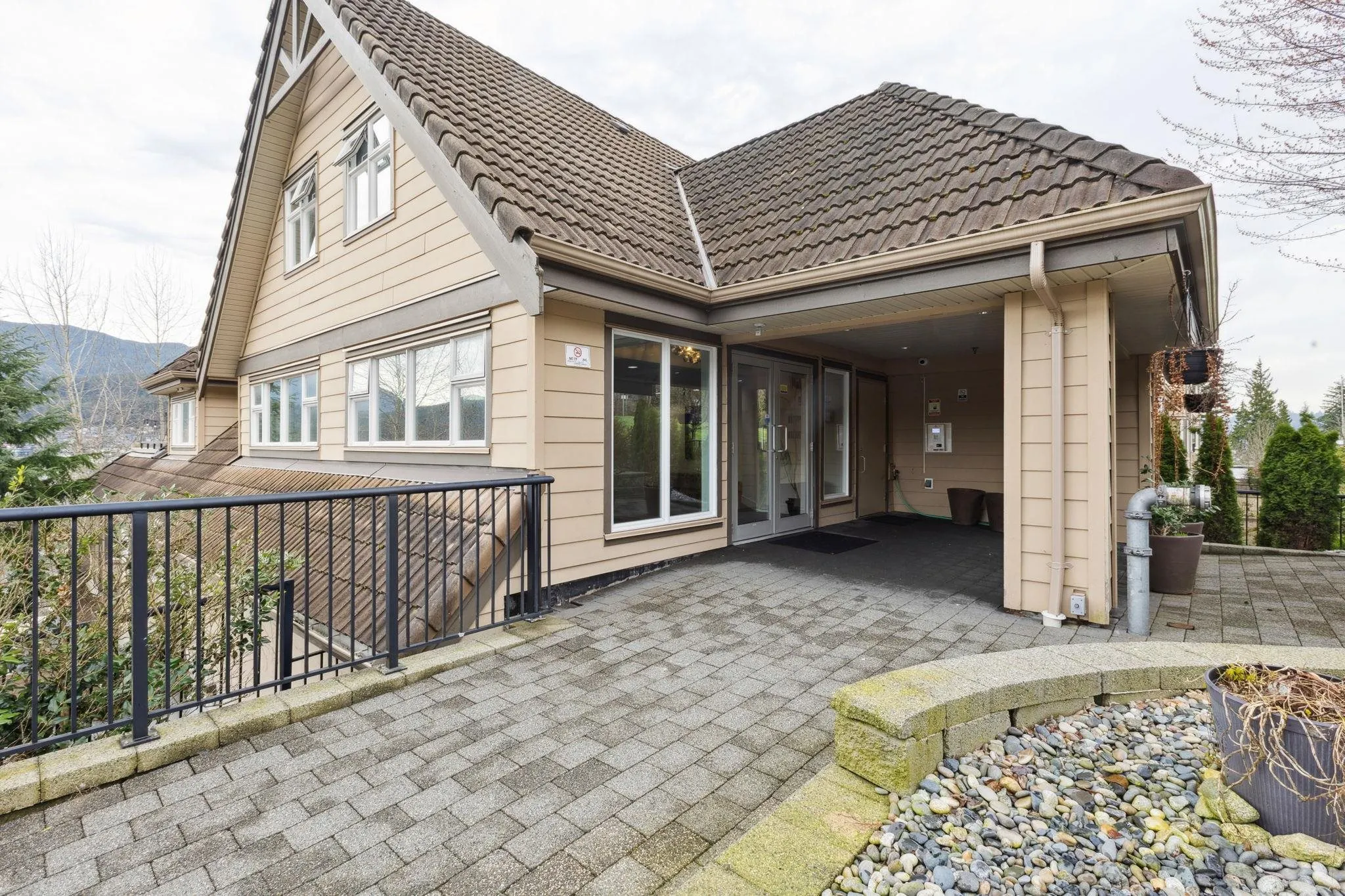 310 160 Shoreline Circle