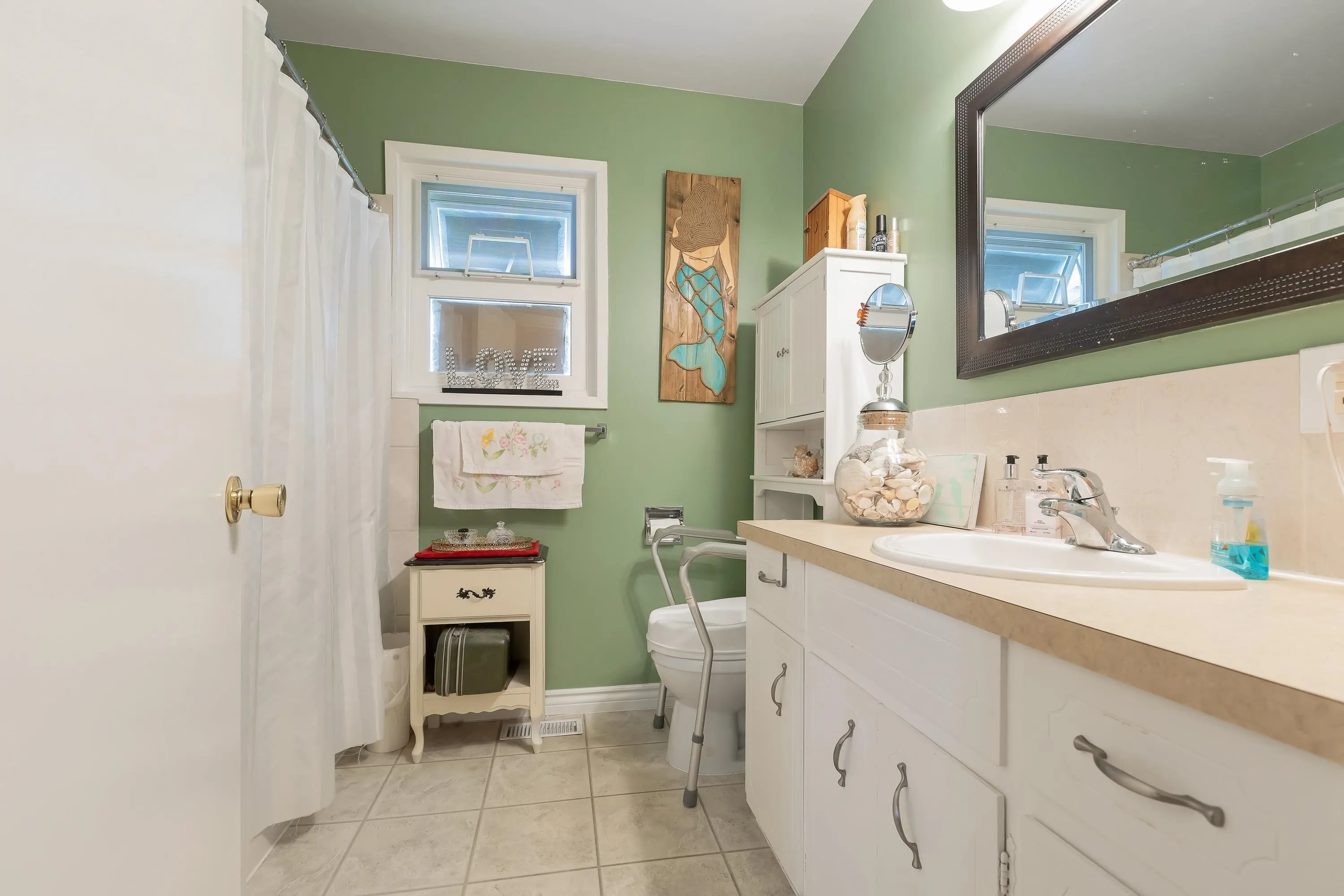 2136 Sherwood Crescent