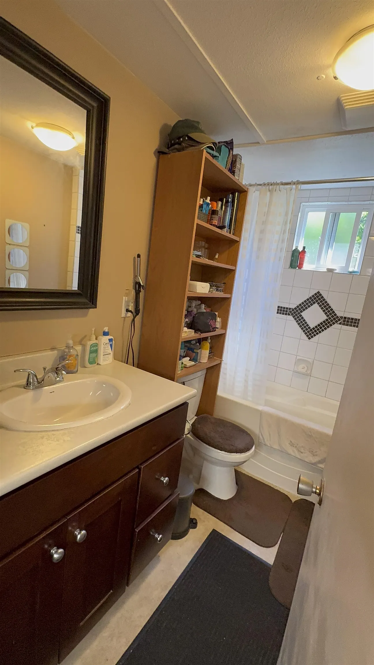 2104 Oakridge Crescent