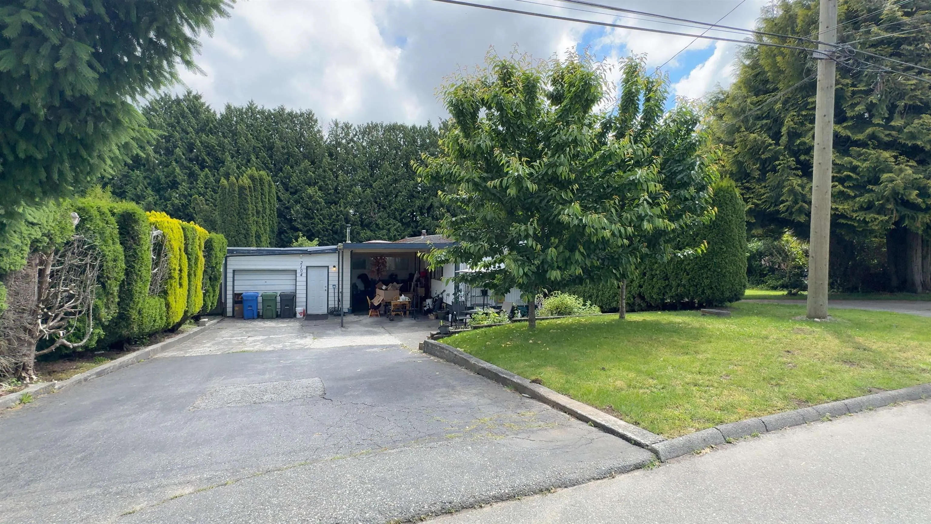 2104 Oakridge Crescent