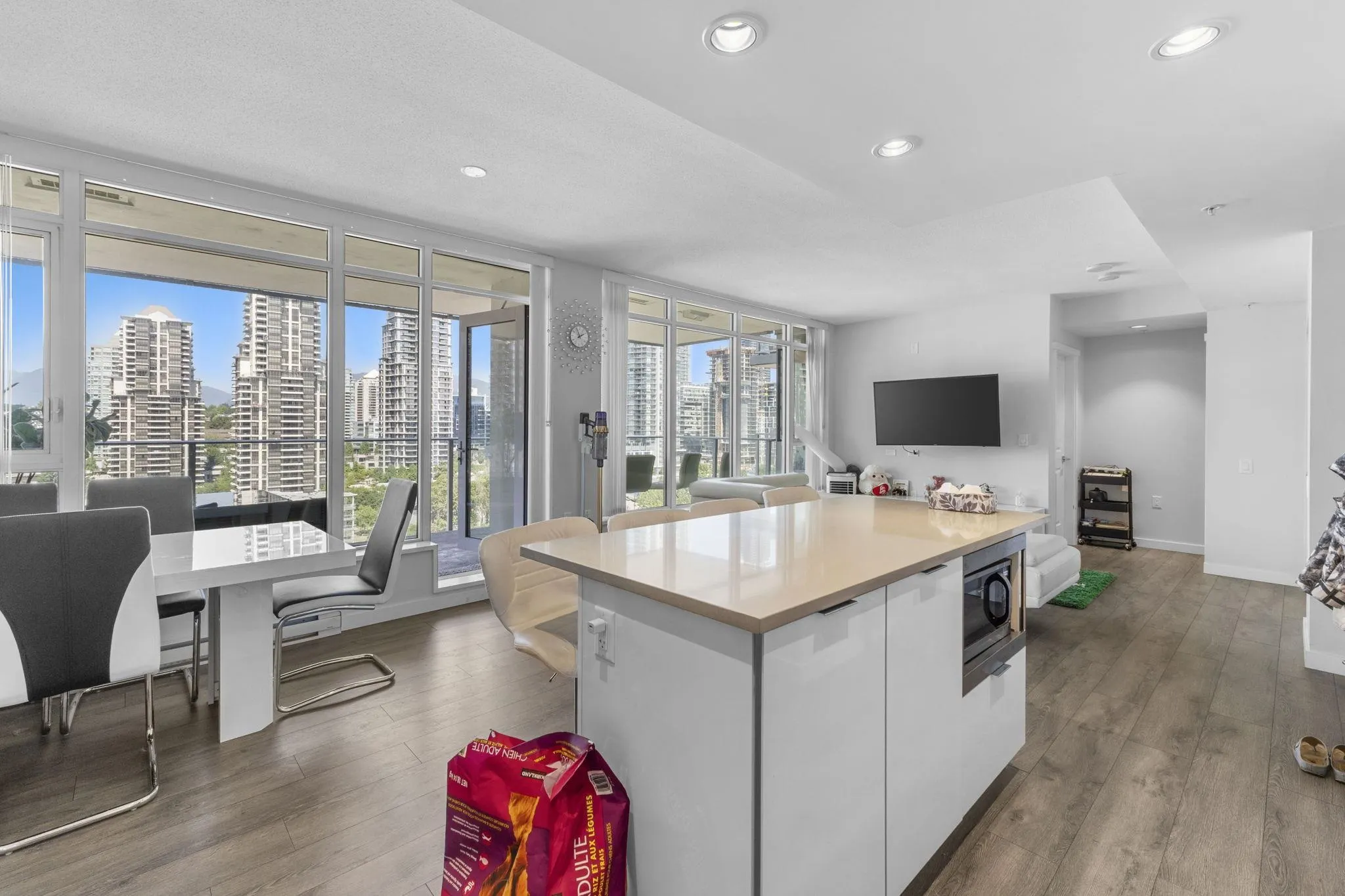 1607 2388 Madison Avenue