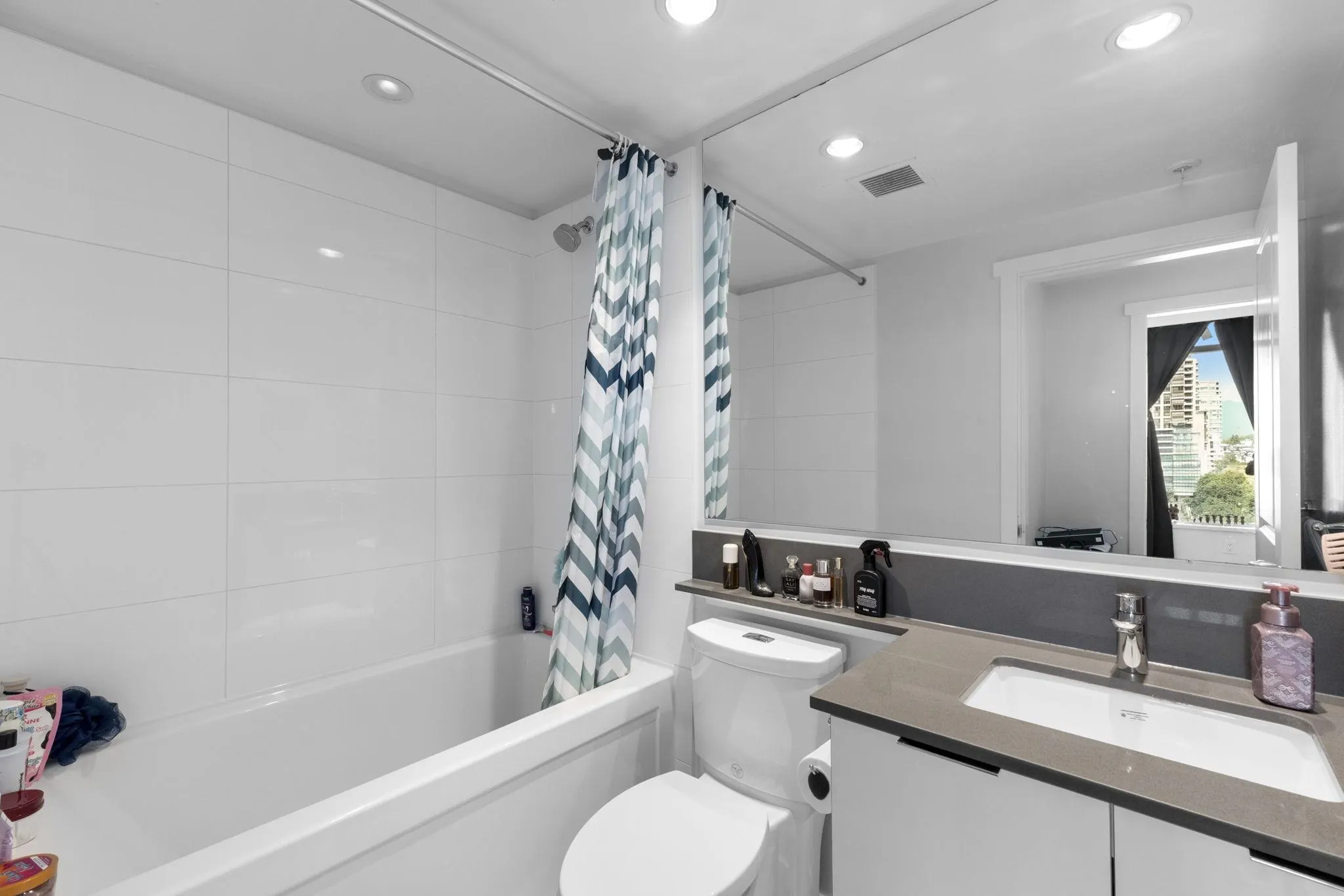 1607 2388 Madison Avenue