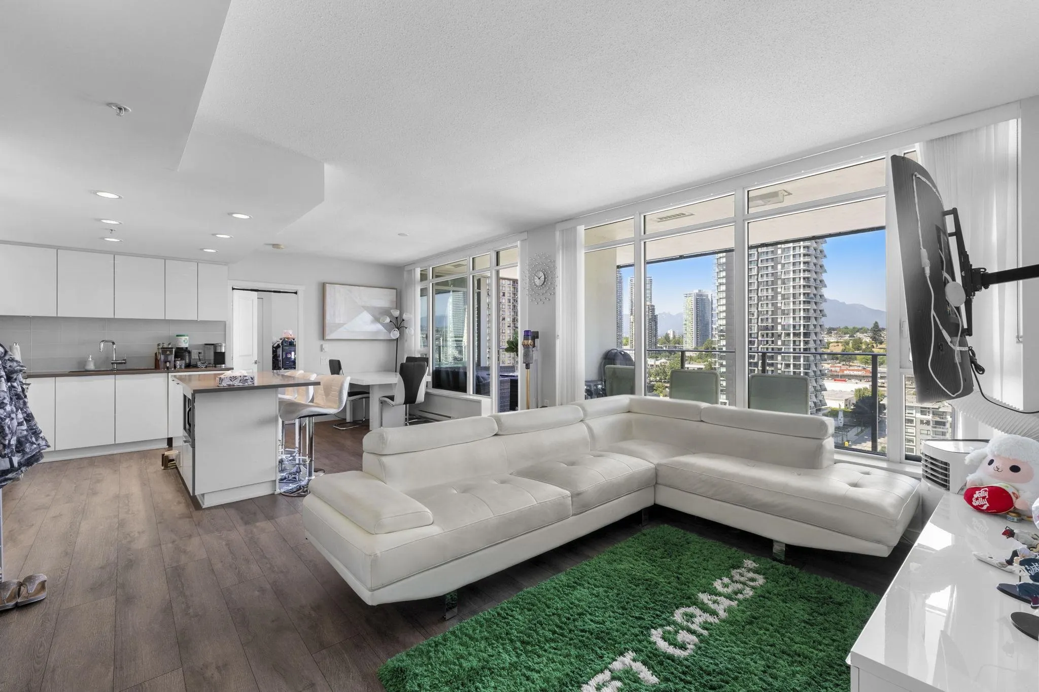 1607 2388 Madison Avenue