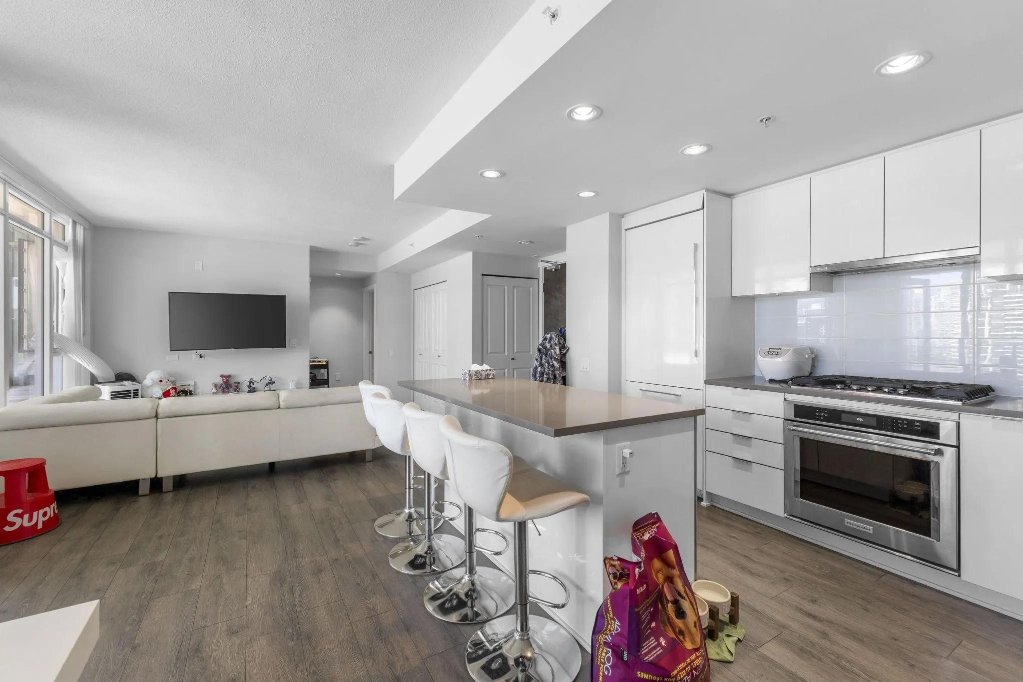 1607 2388 Madison Avenue