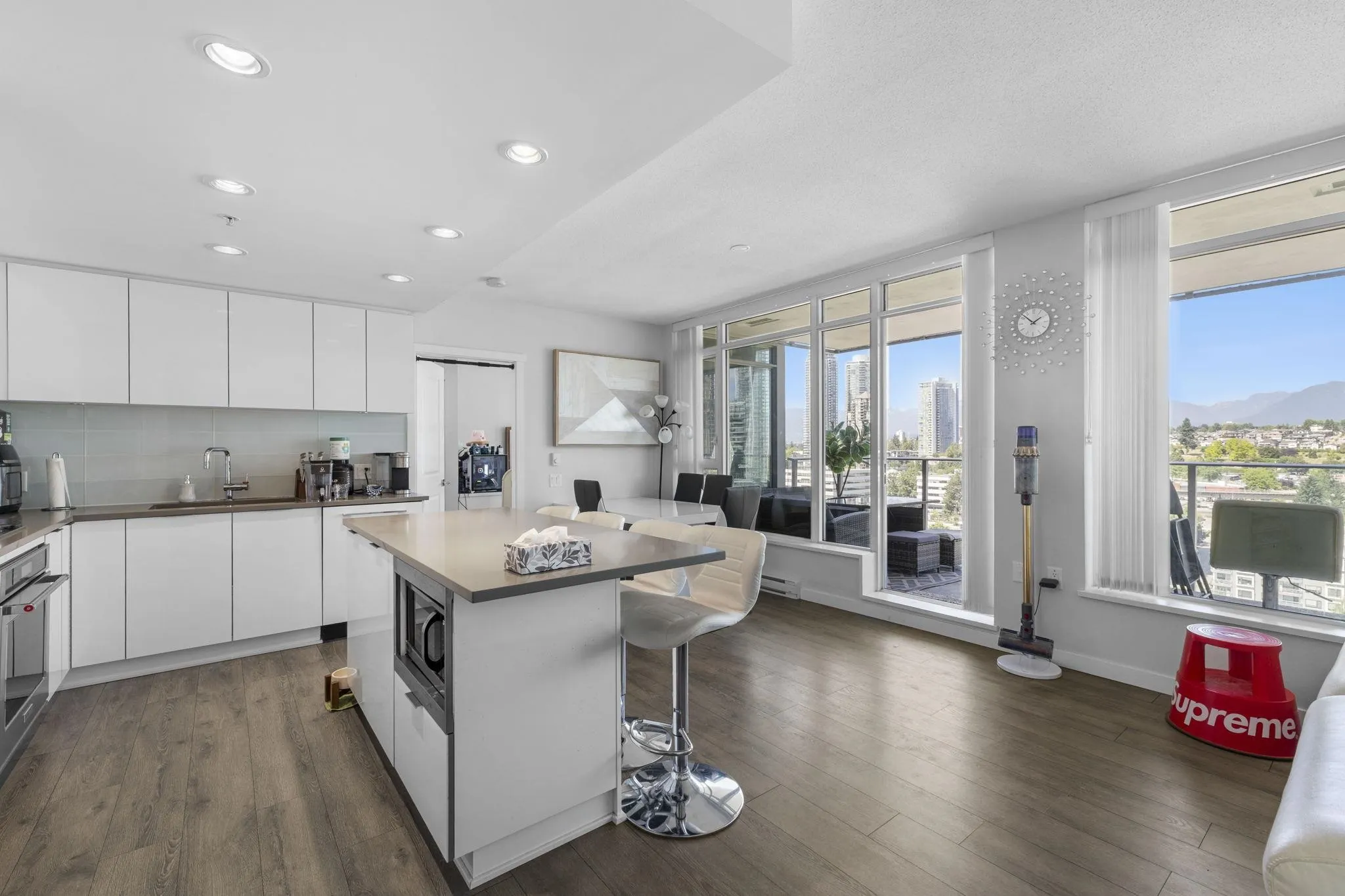 1607 2388 Madison Avenue