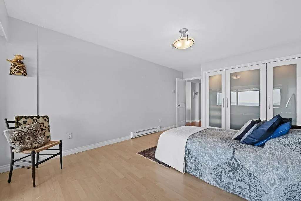 64 2212 Folkestone Way