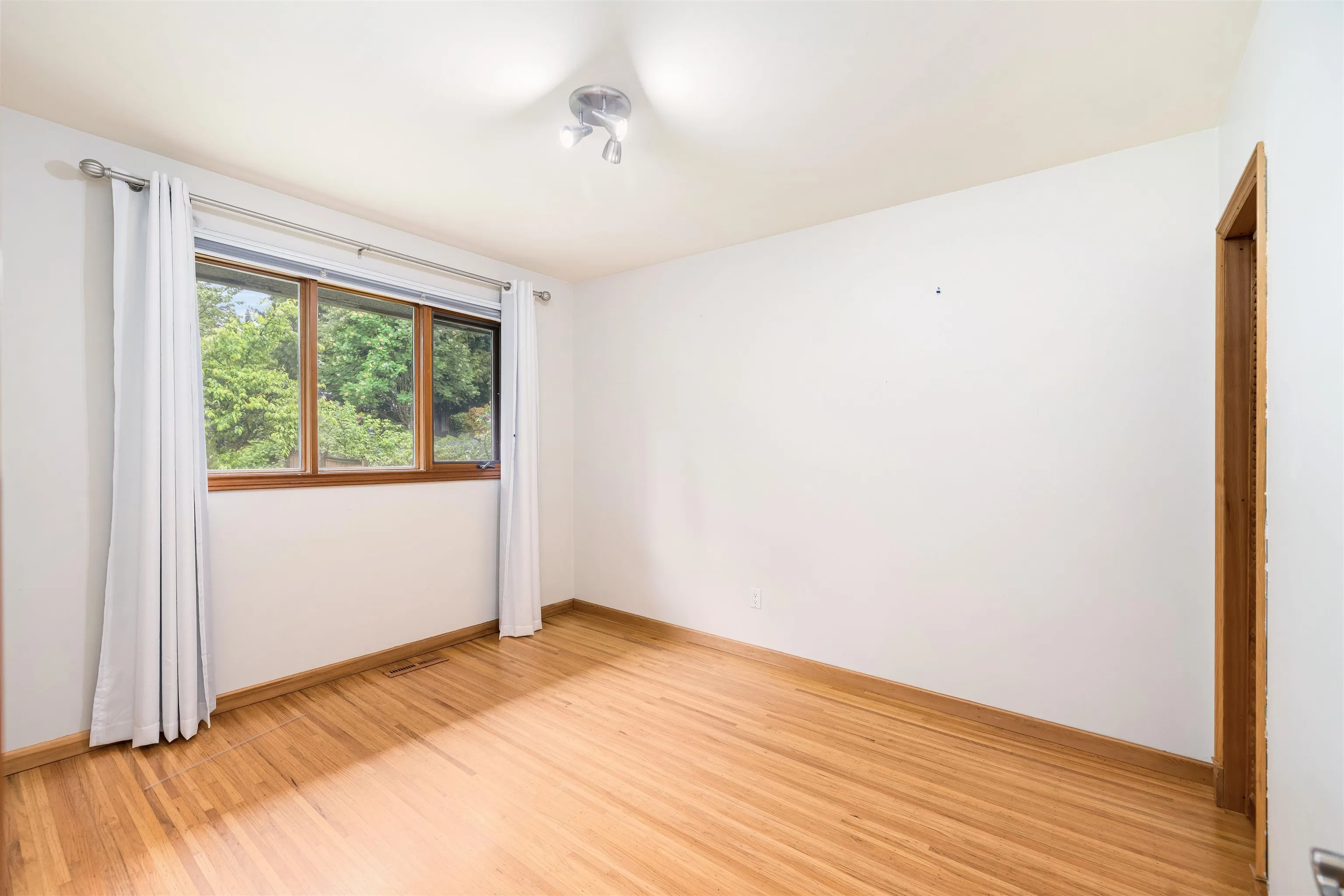 1561 Merlynn Crescent