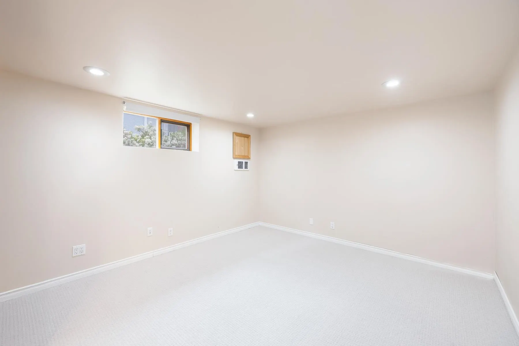 1561 Merlynn Crescent
