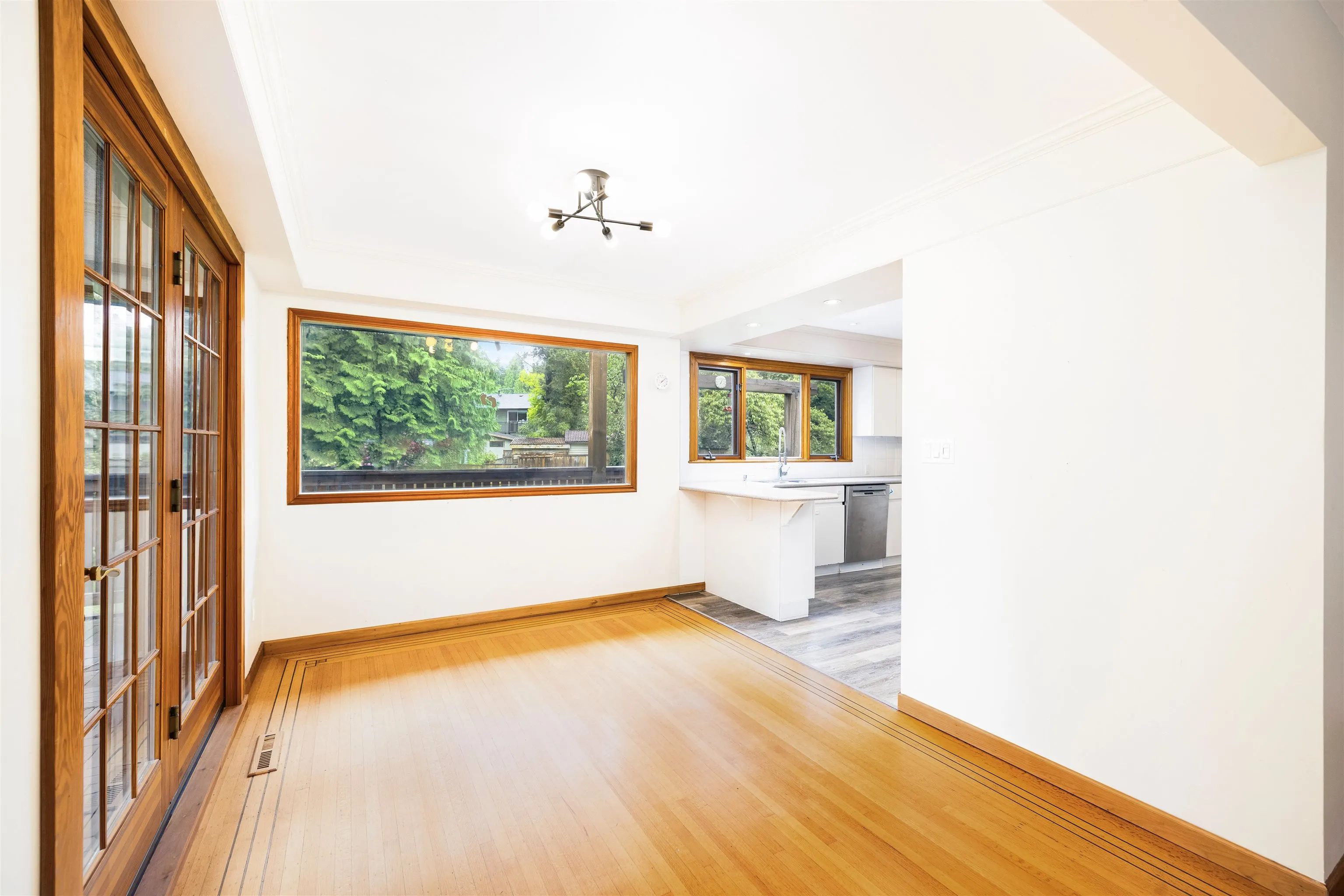 1561 Merlynn Crescent