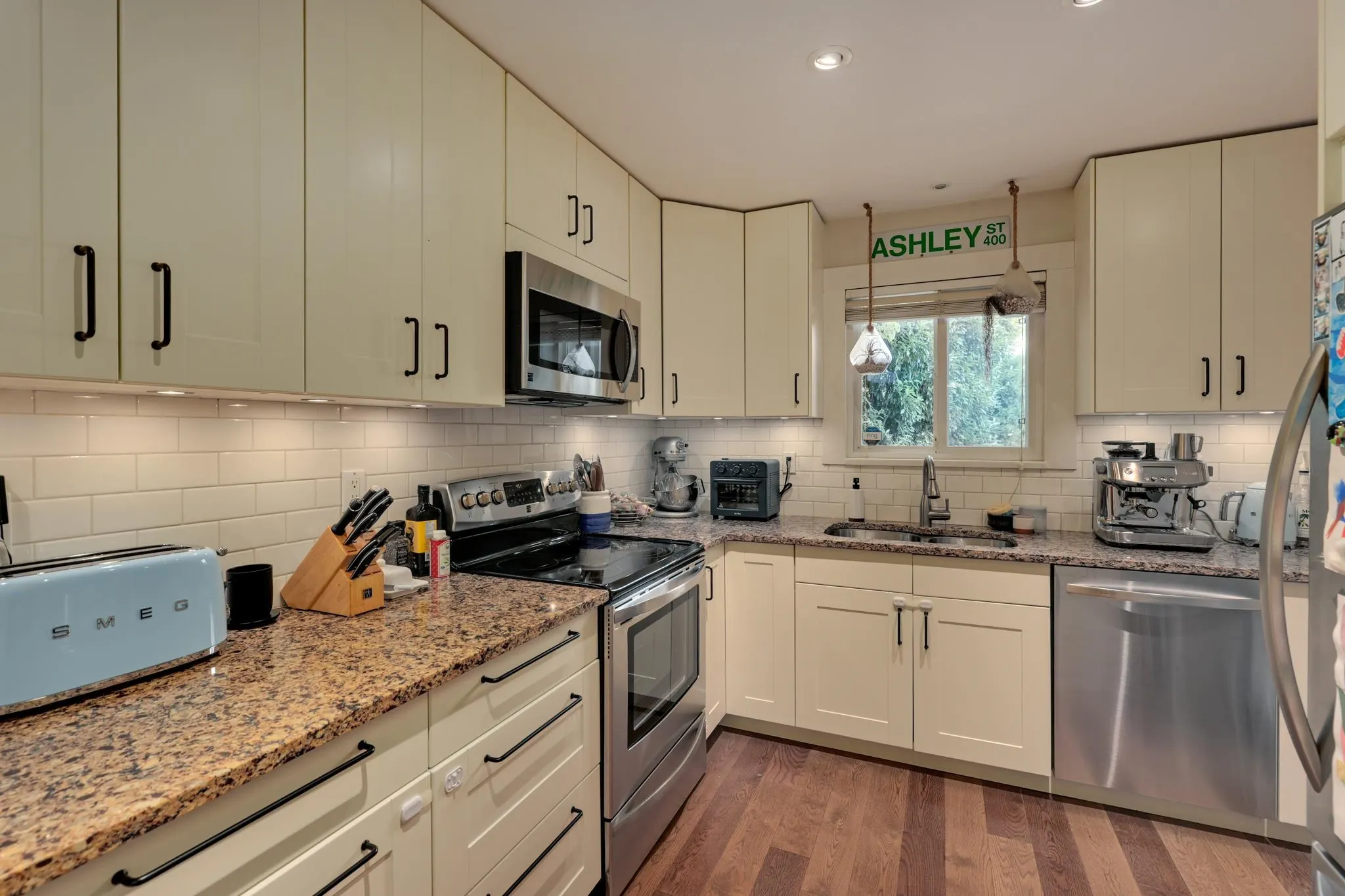 3 900 W 17th Street