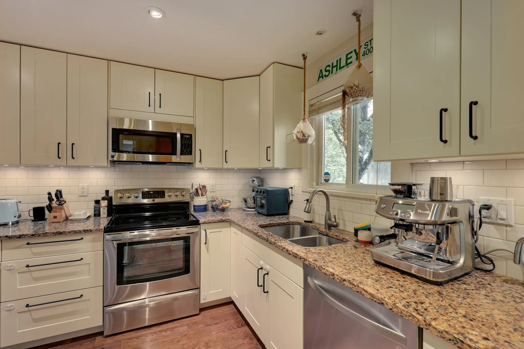 3 900 W 17th Street