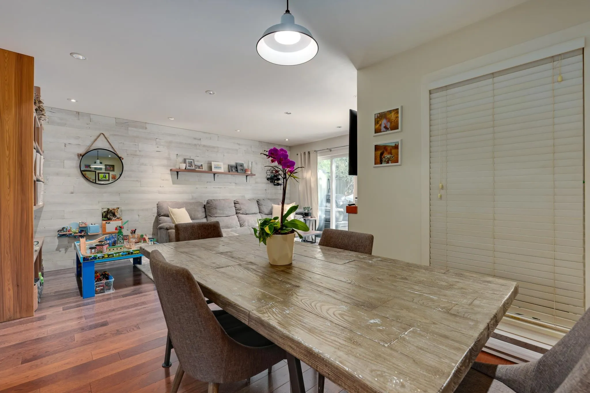 3 900 W 17th Street