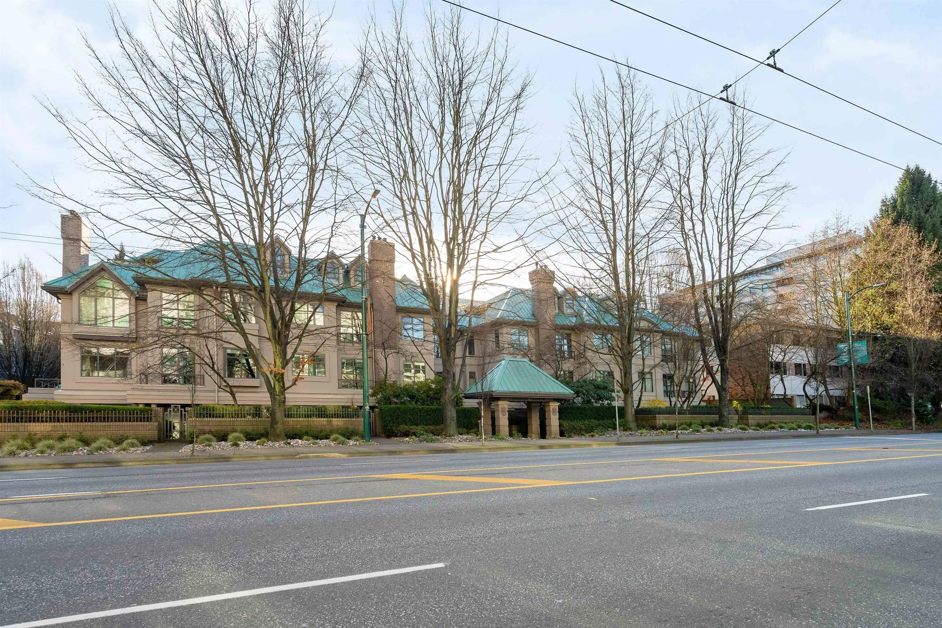 W205 688 W 12th Avenue
