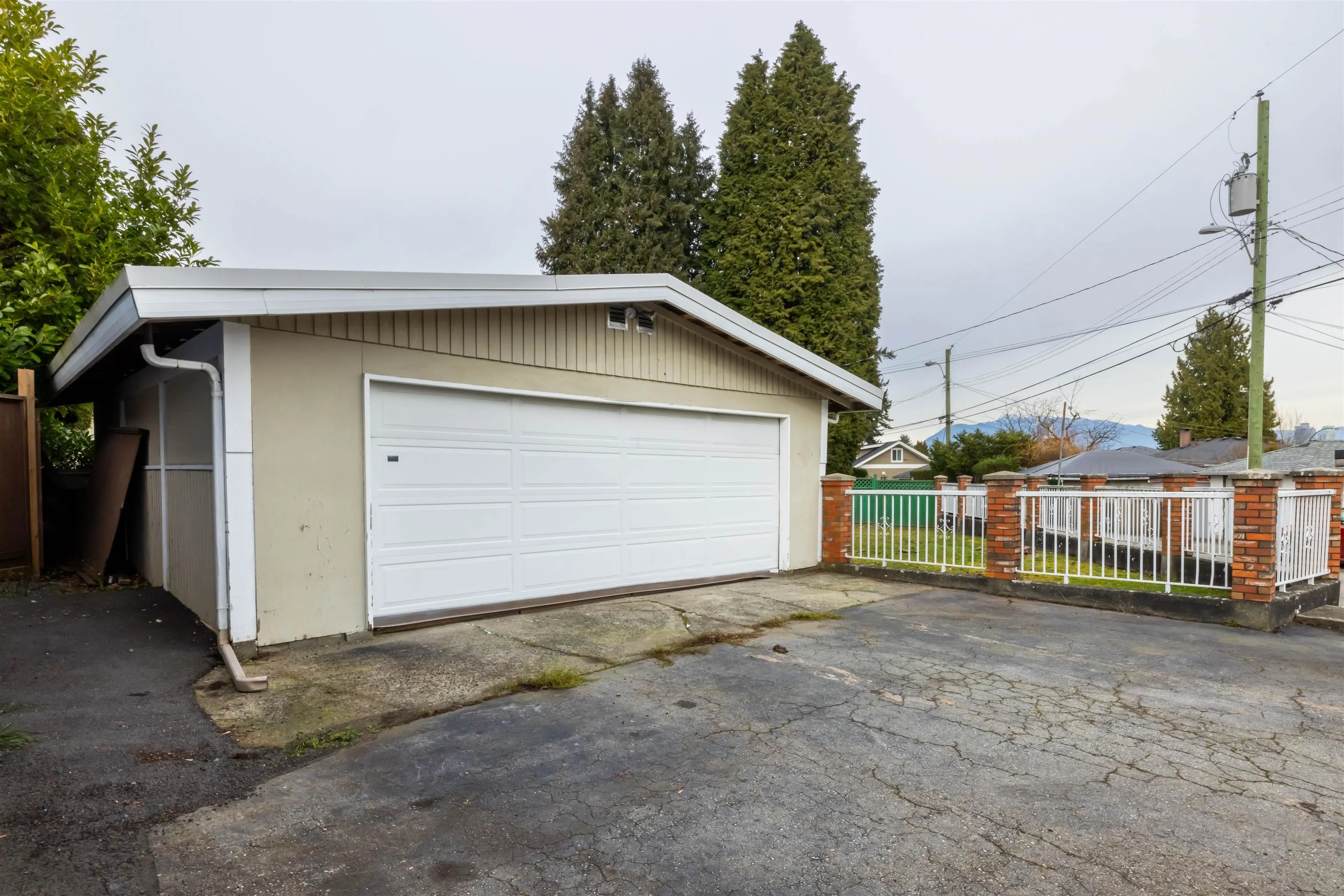 3692 E 24 Avenue