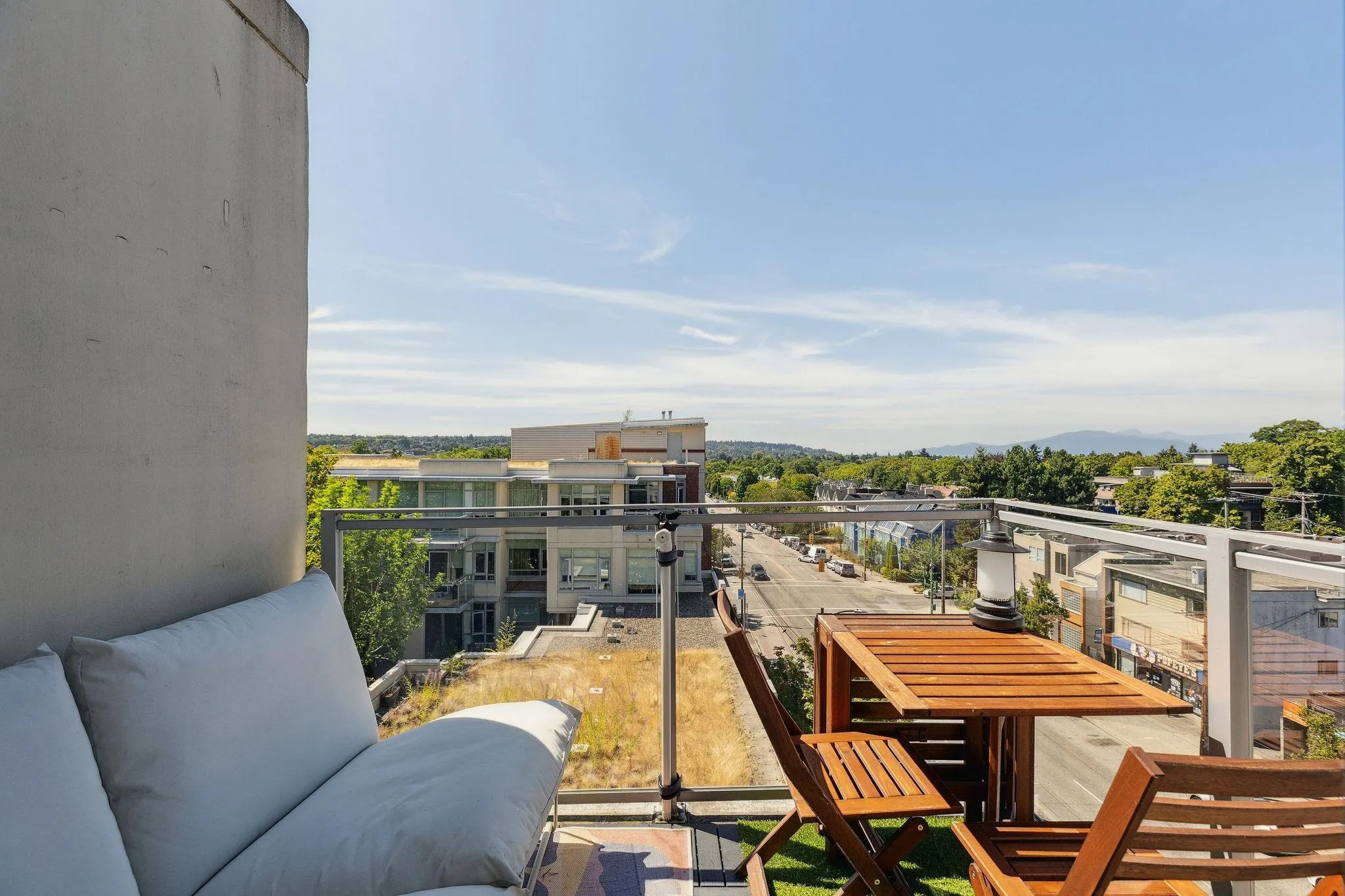 619 2268 W Broadway