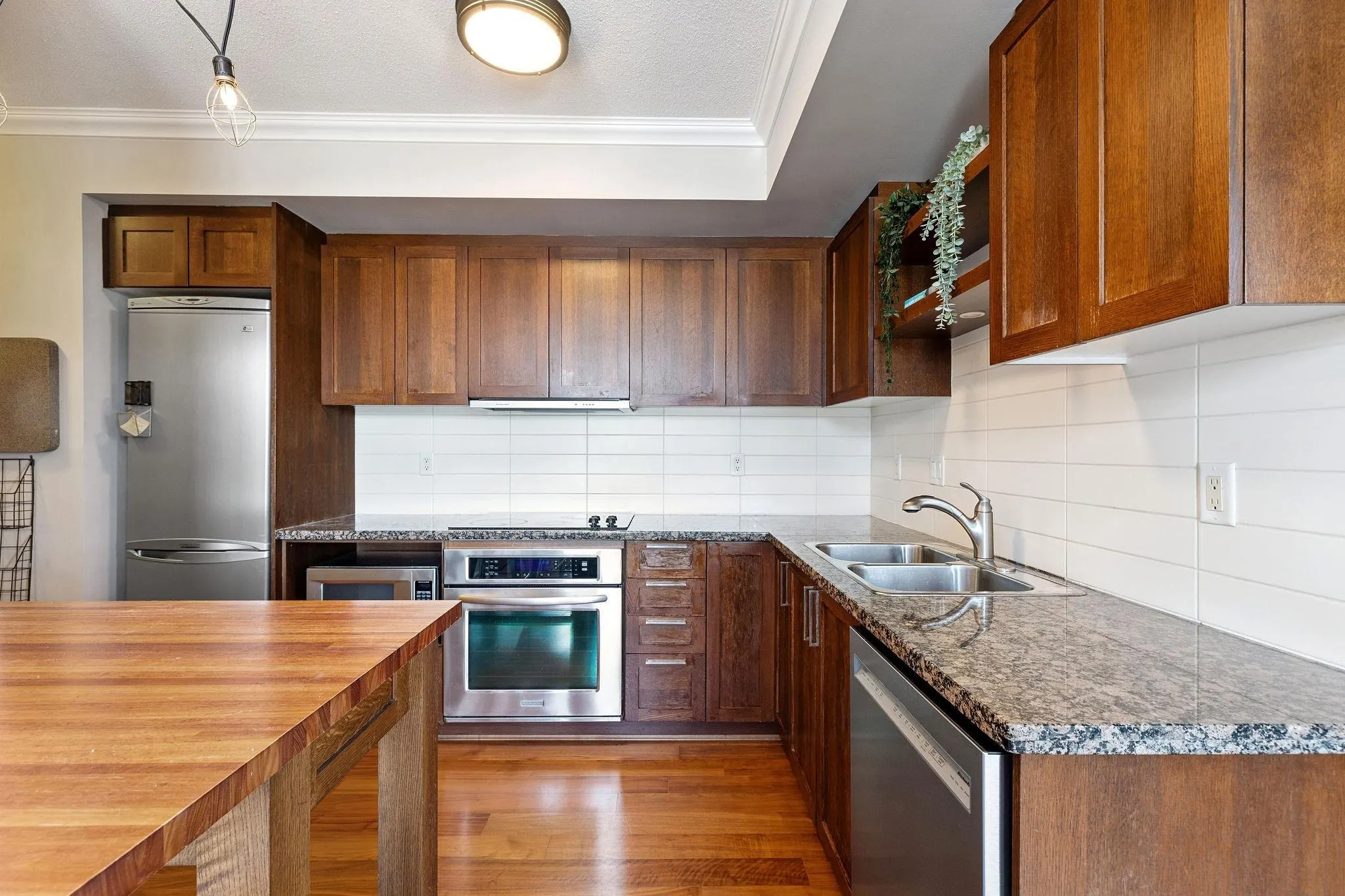 619 2268 W Broadway