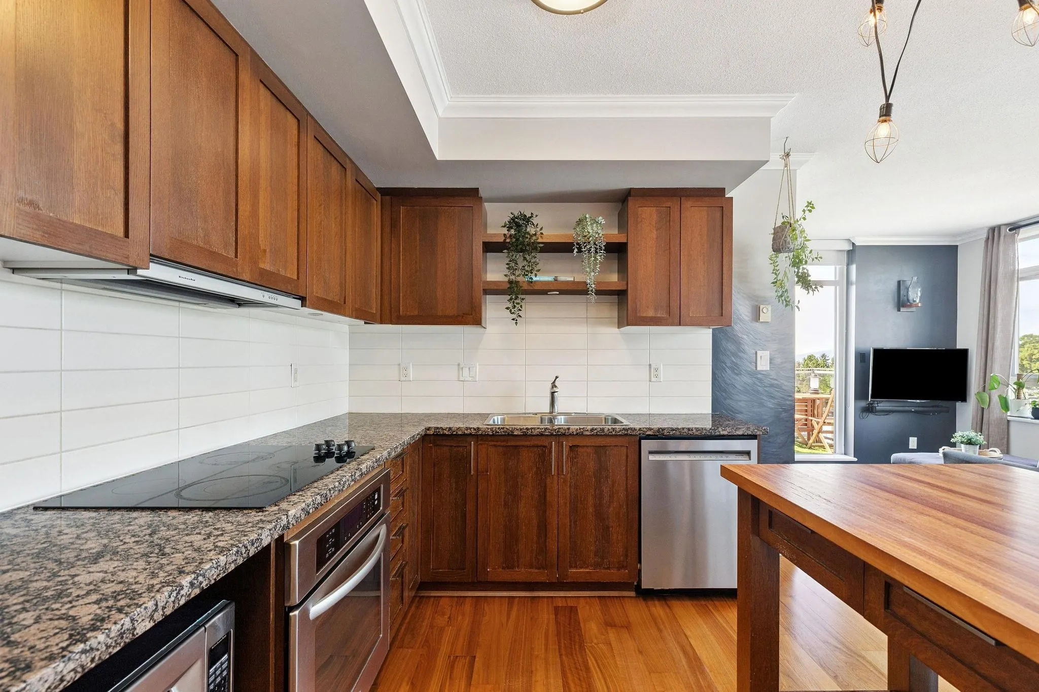 619 2268 W Broadway