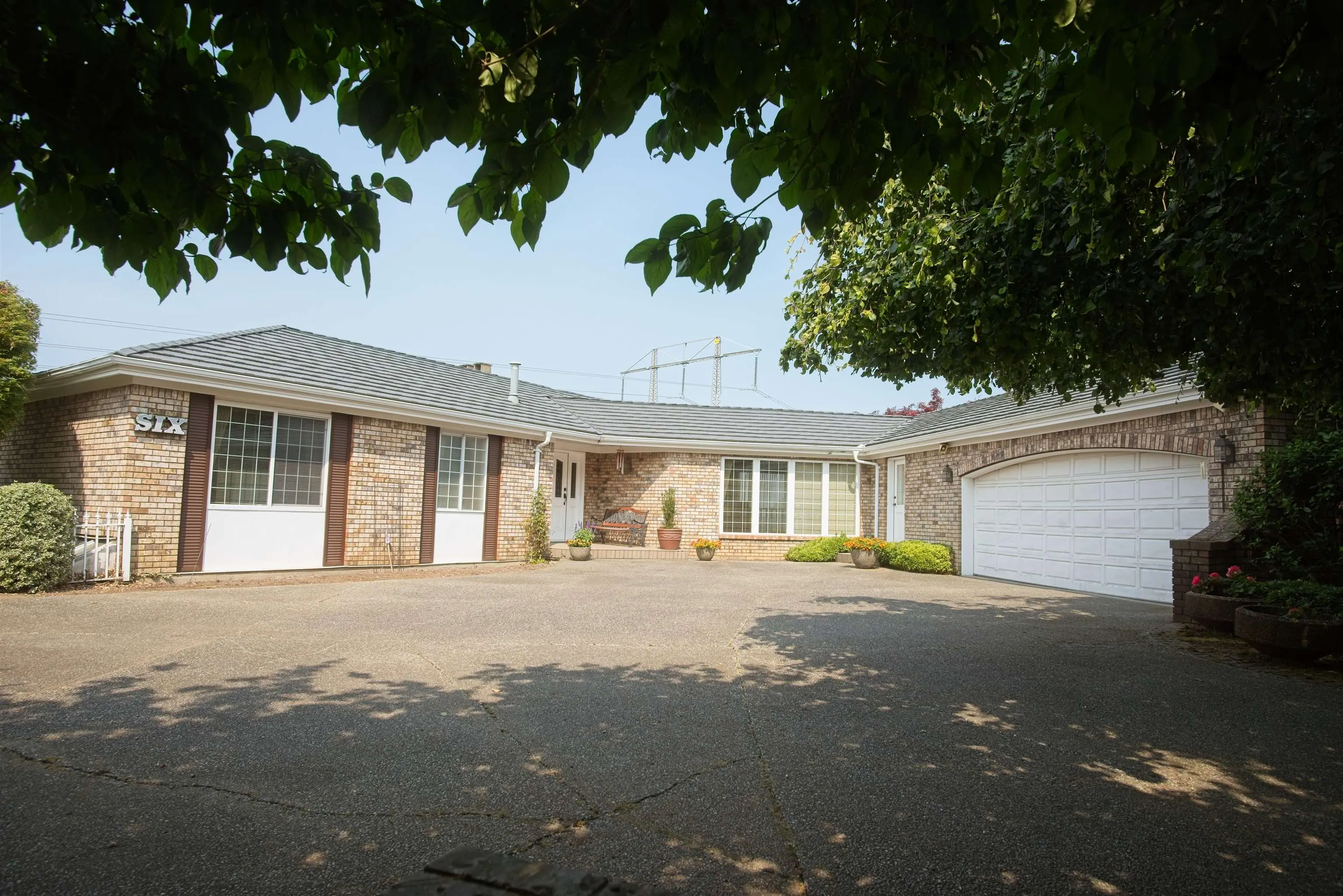 6 3737 Clearbrook Road