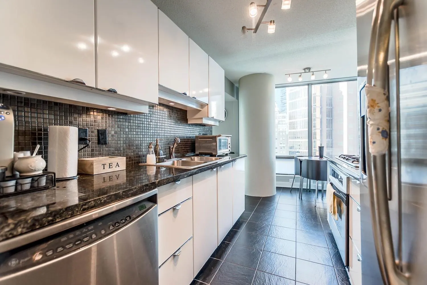 1605 837 W Hastings Street