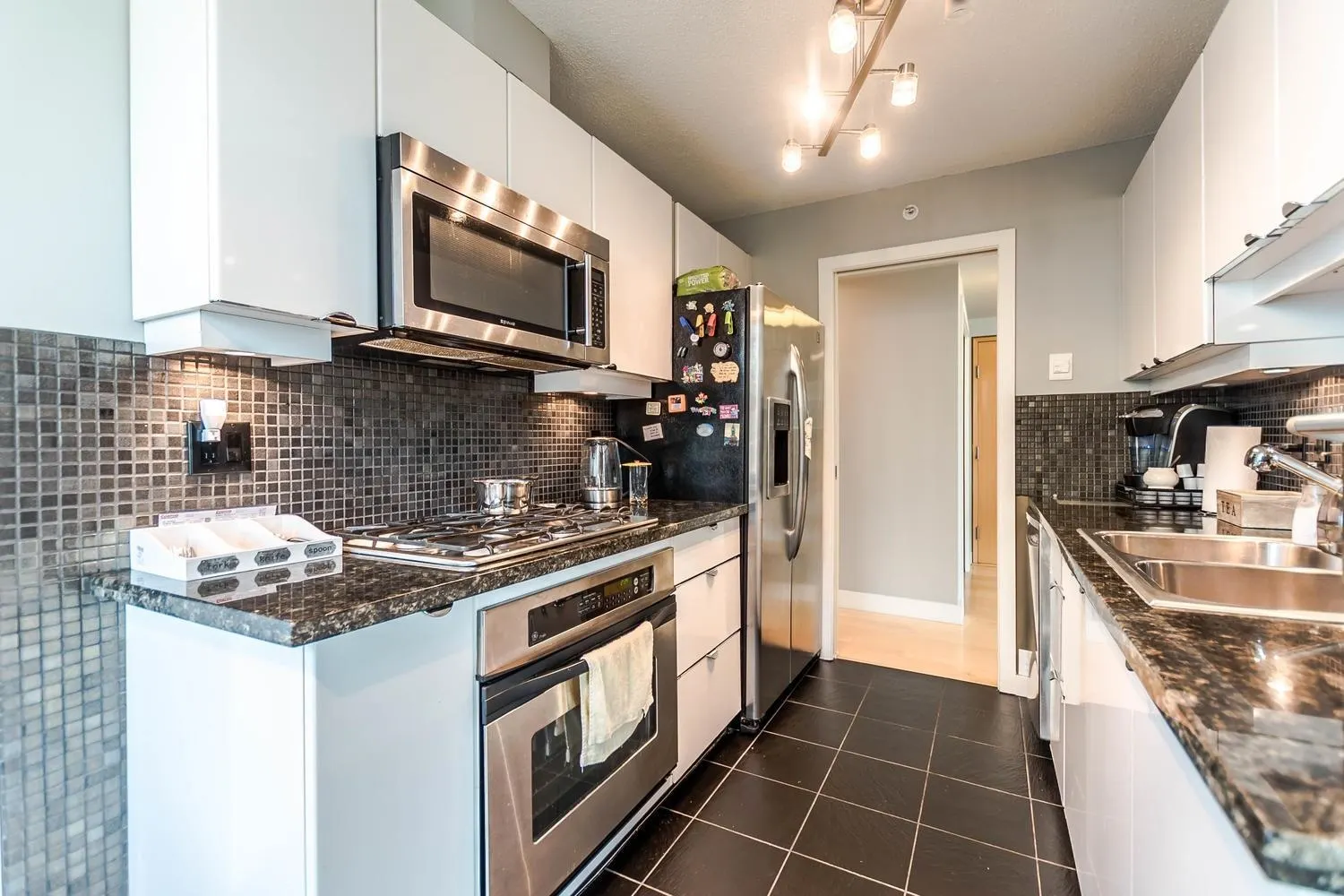 1605 837 W Hastings Street
