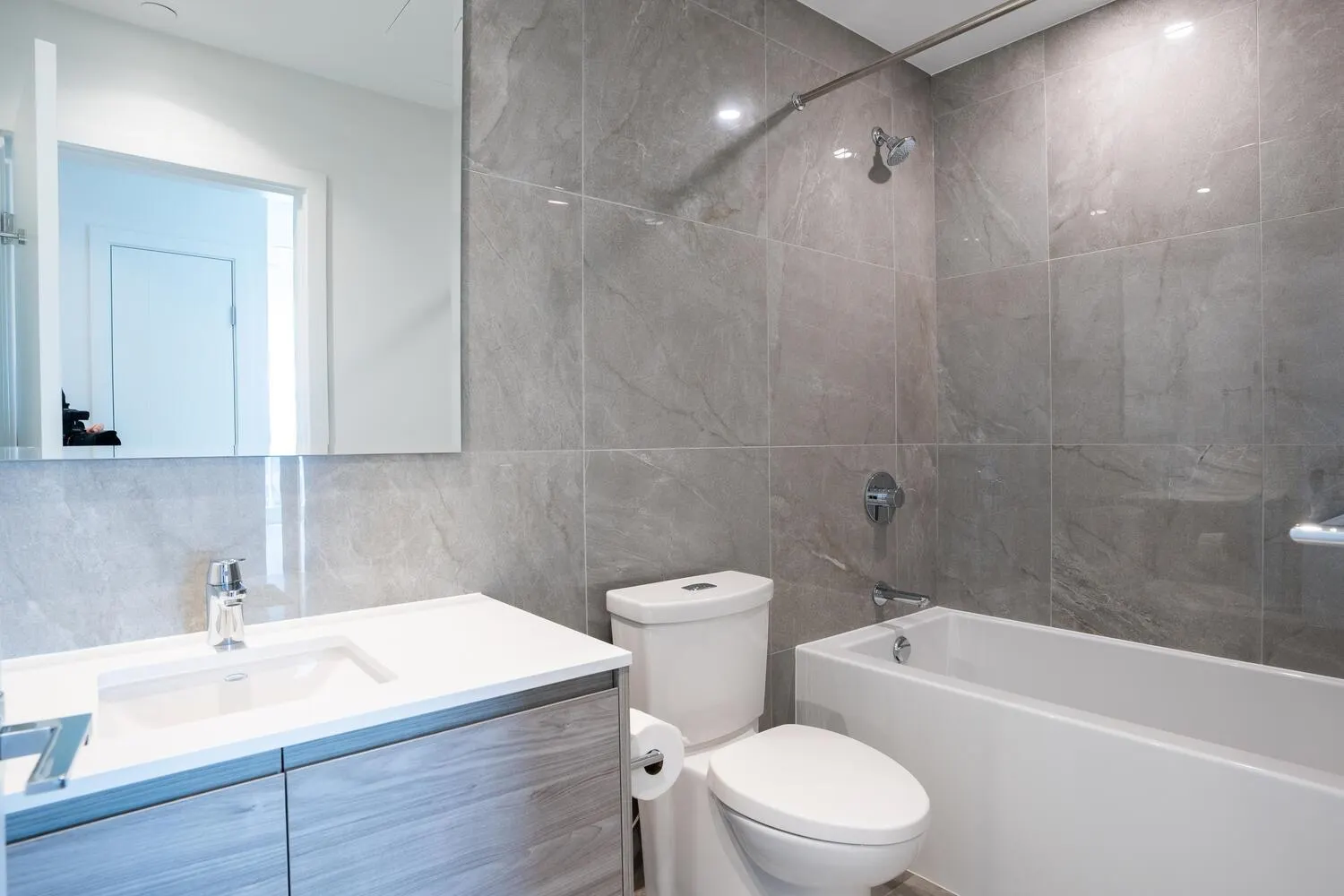 1907 680 Quayside Drive