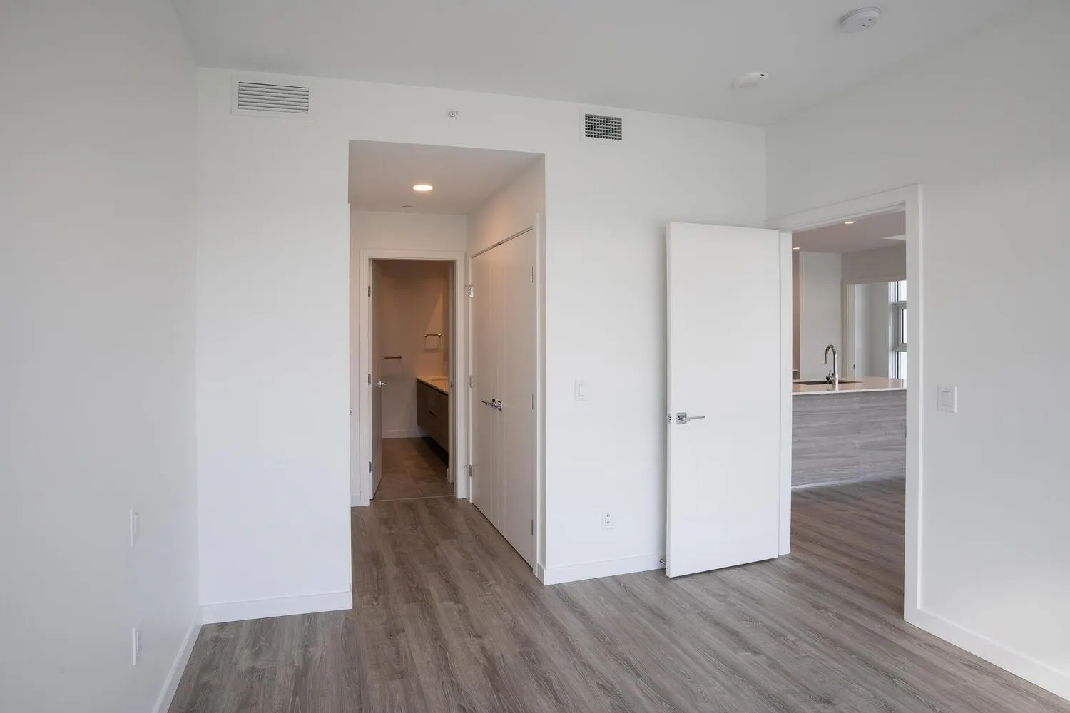 1907 680 Quayside Drive