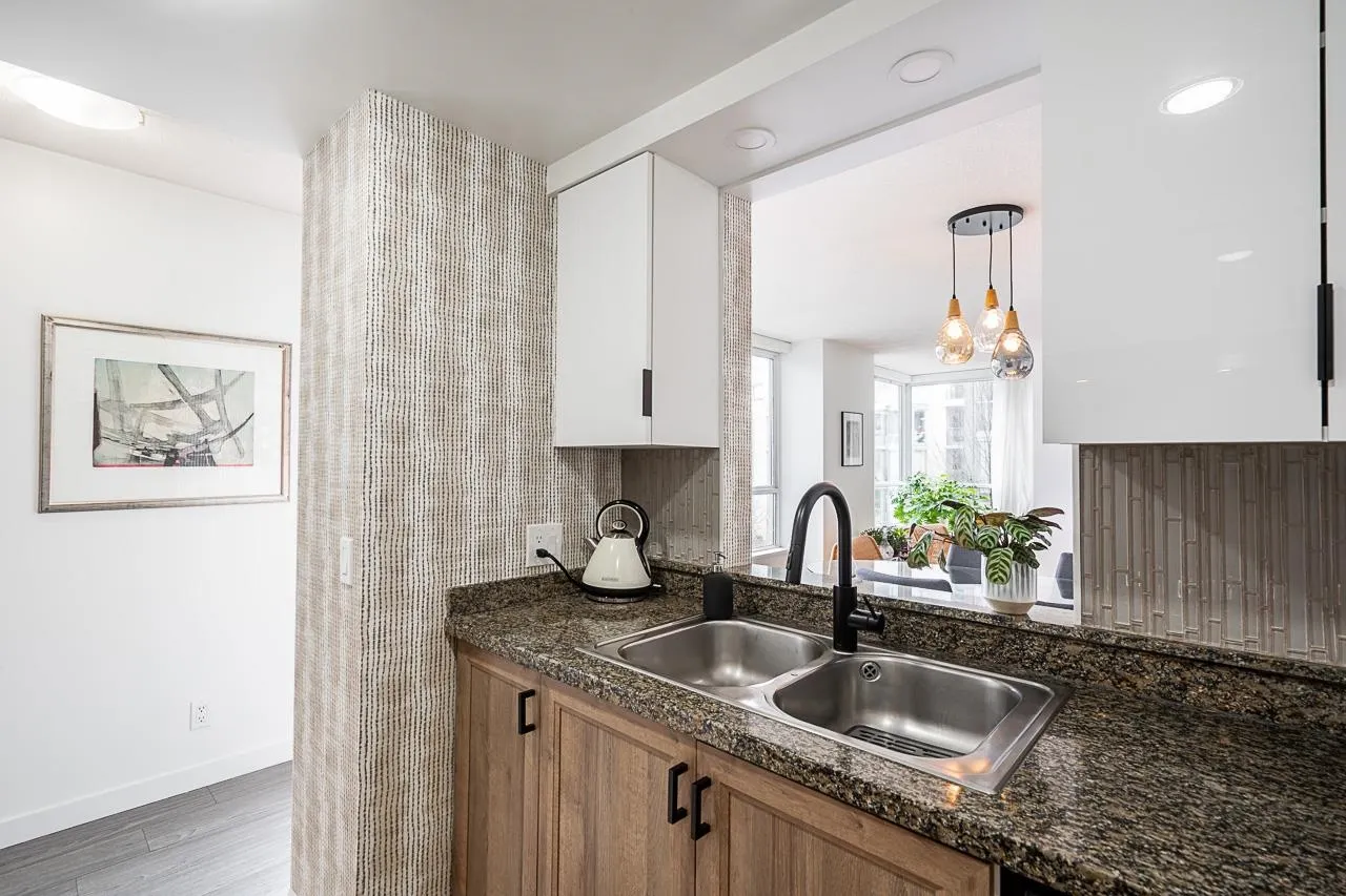 302 1228 Marinaside Crescent