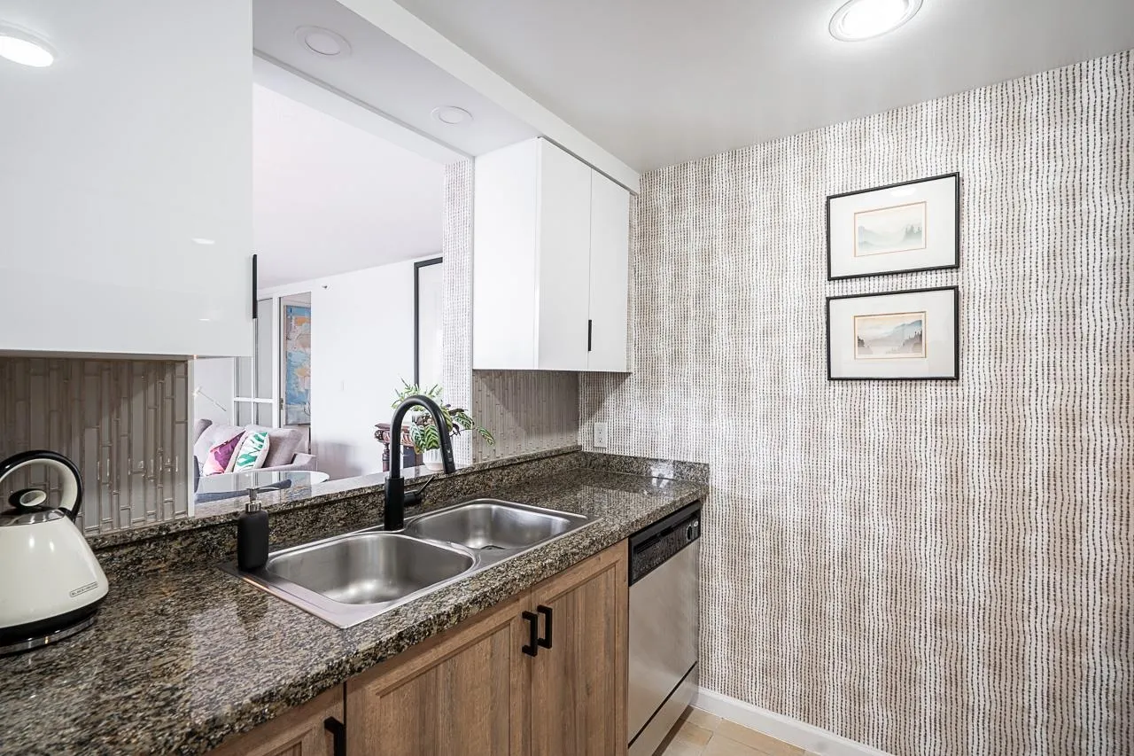 302 1228 Marinaside Crescent