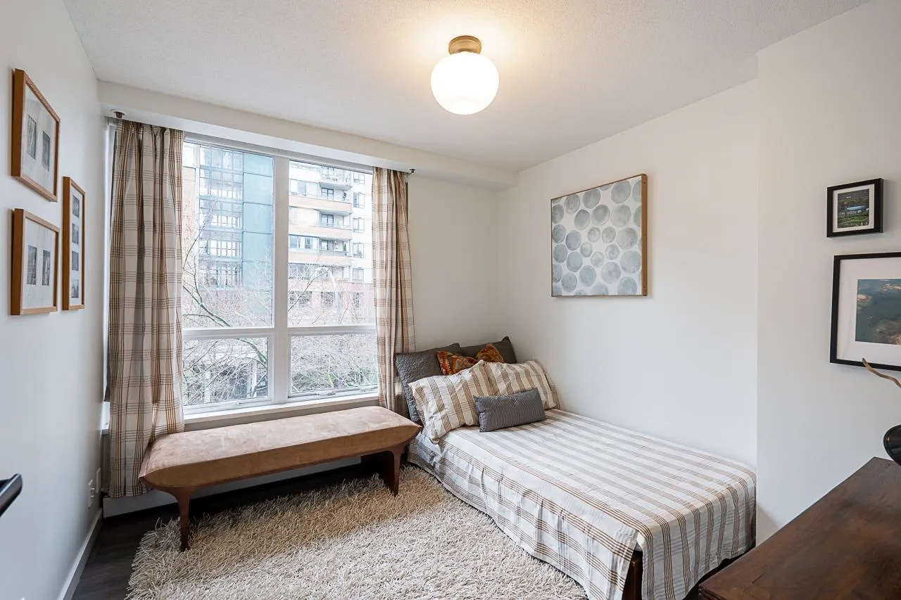 302 1228 Marinaside Crescent