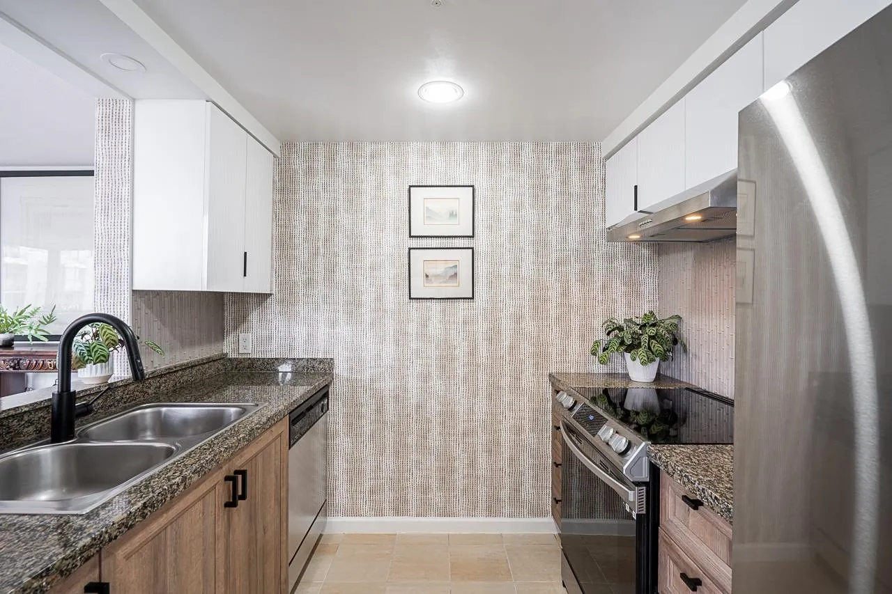 302 1228 Marinaside Crescent