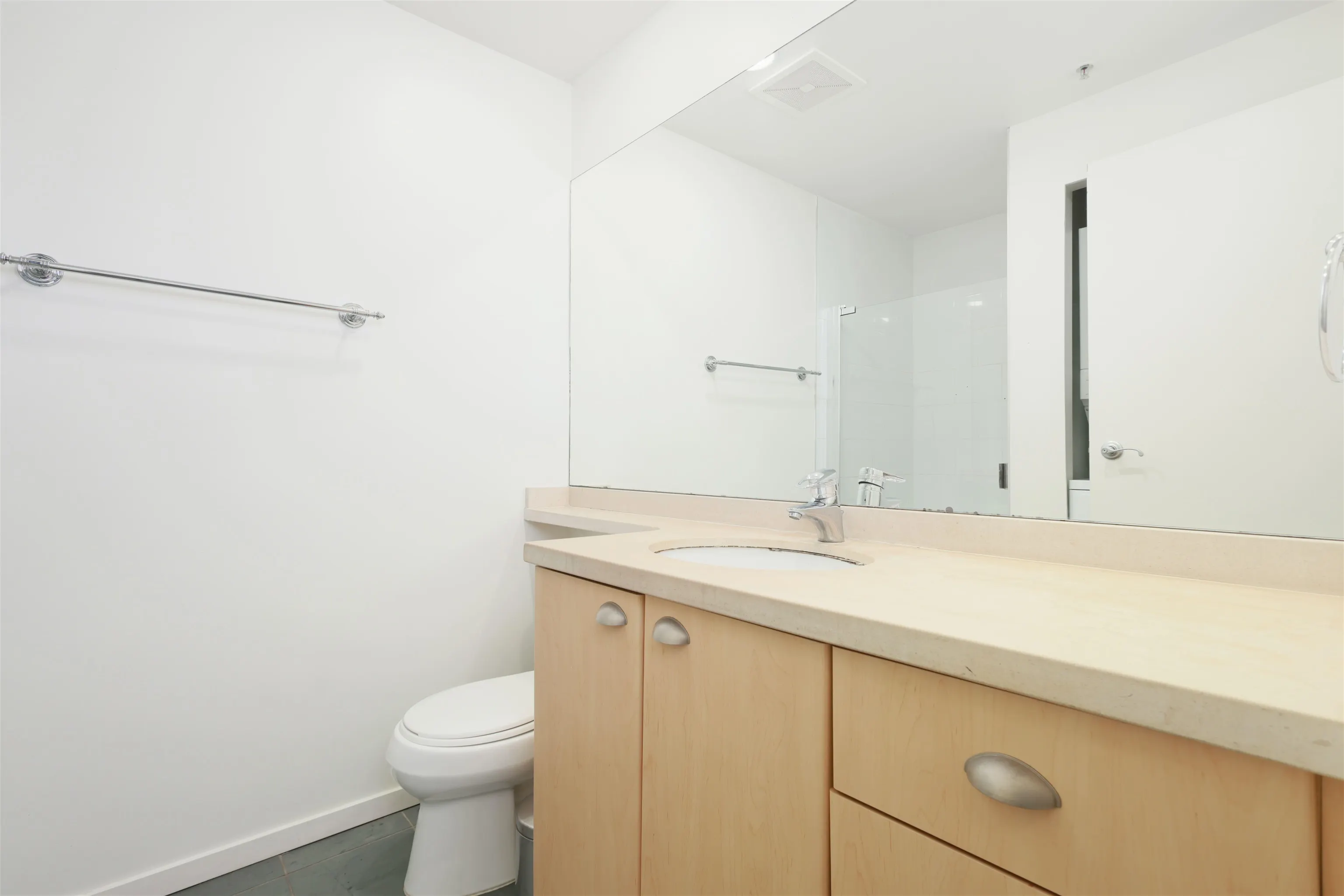 402 1478 W Hastings Street