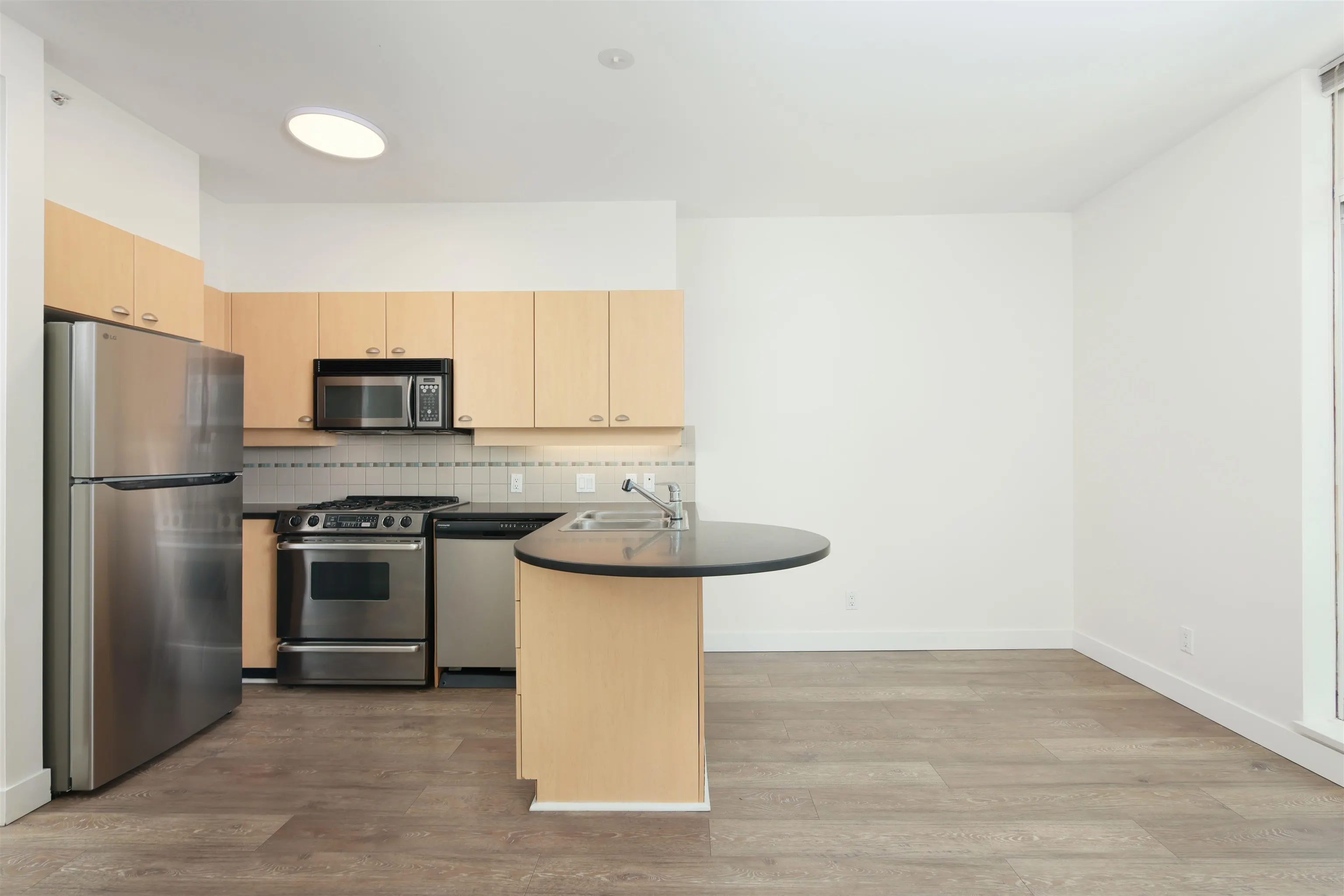 402 1478 W Hastings Street
