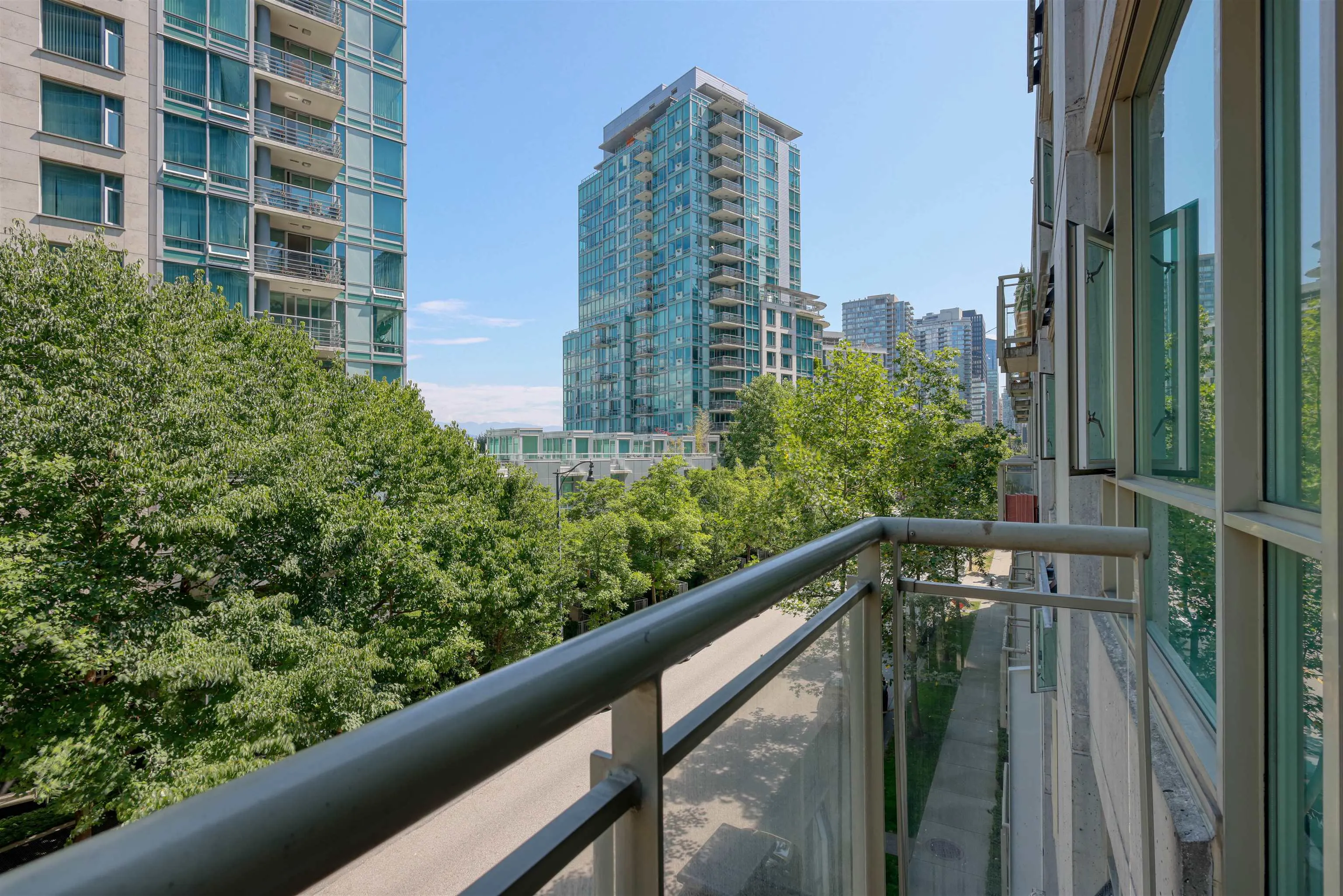 402 1478 W Hastings Street