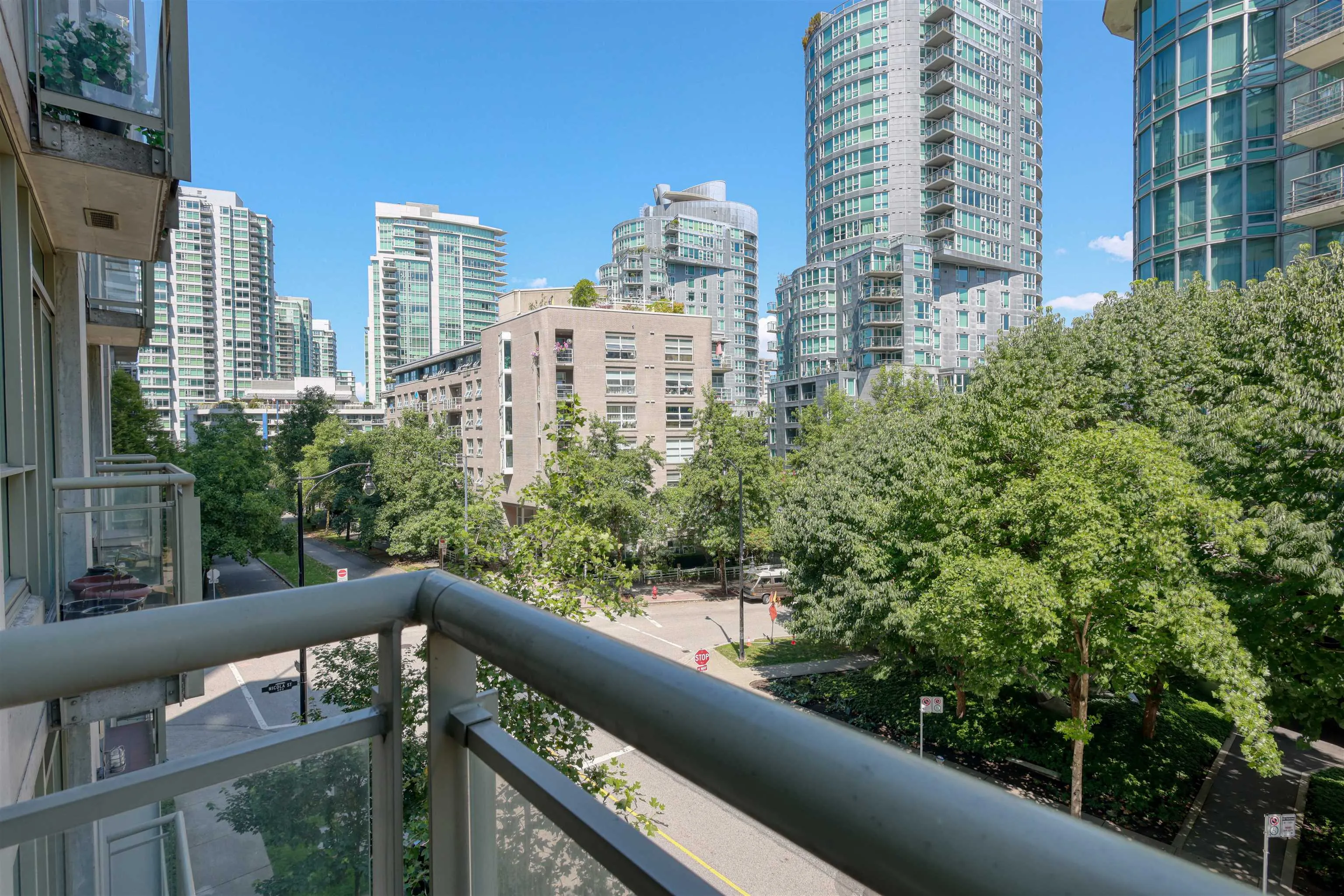 402 1478 W Hastings Street