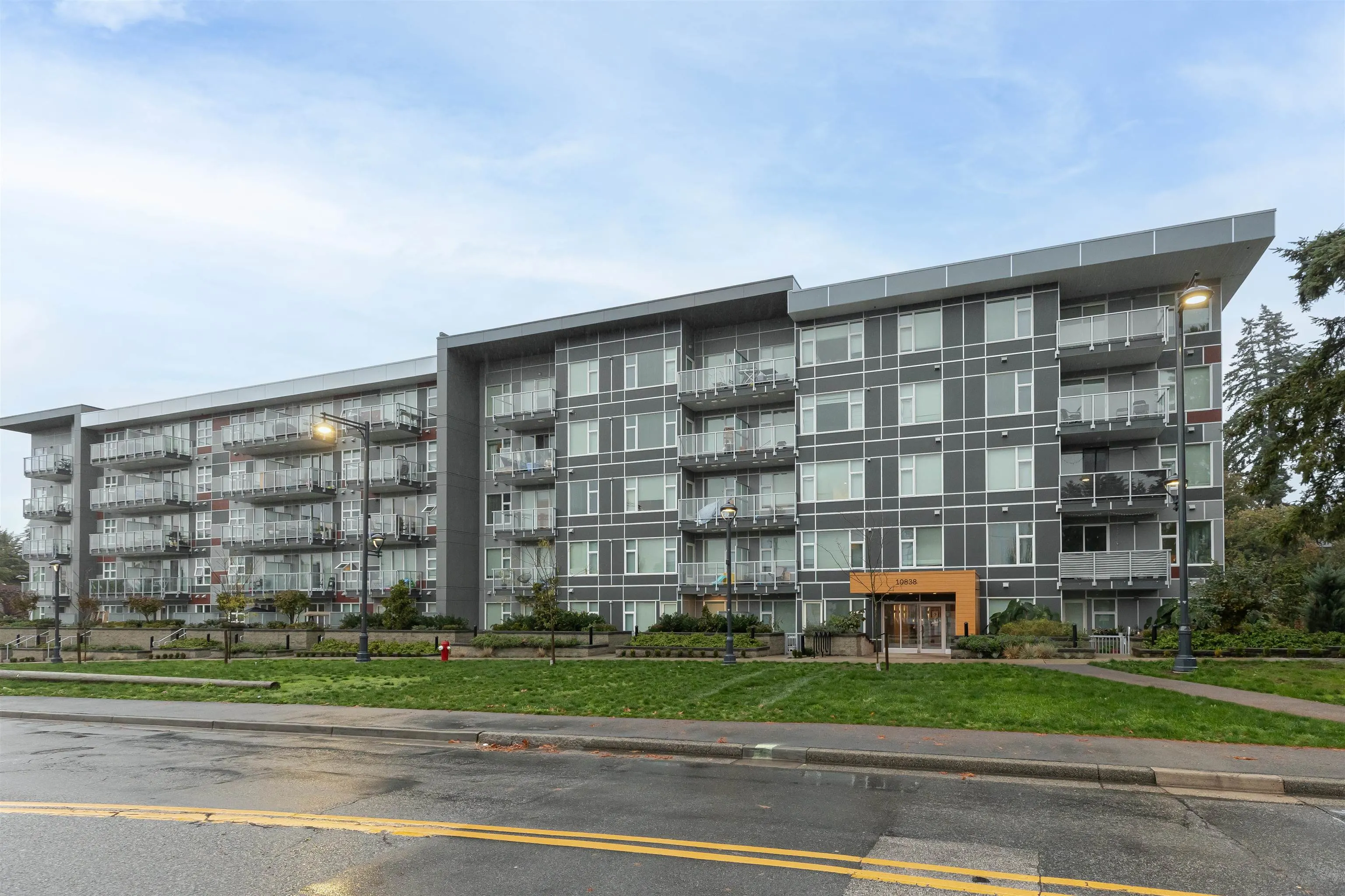 406 10838 Whalley Boulevard
