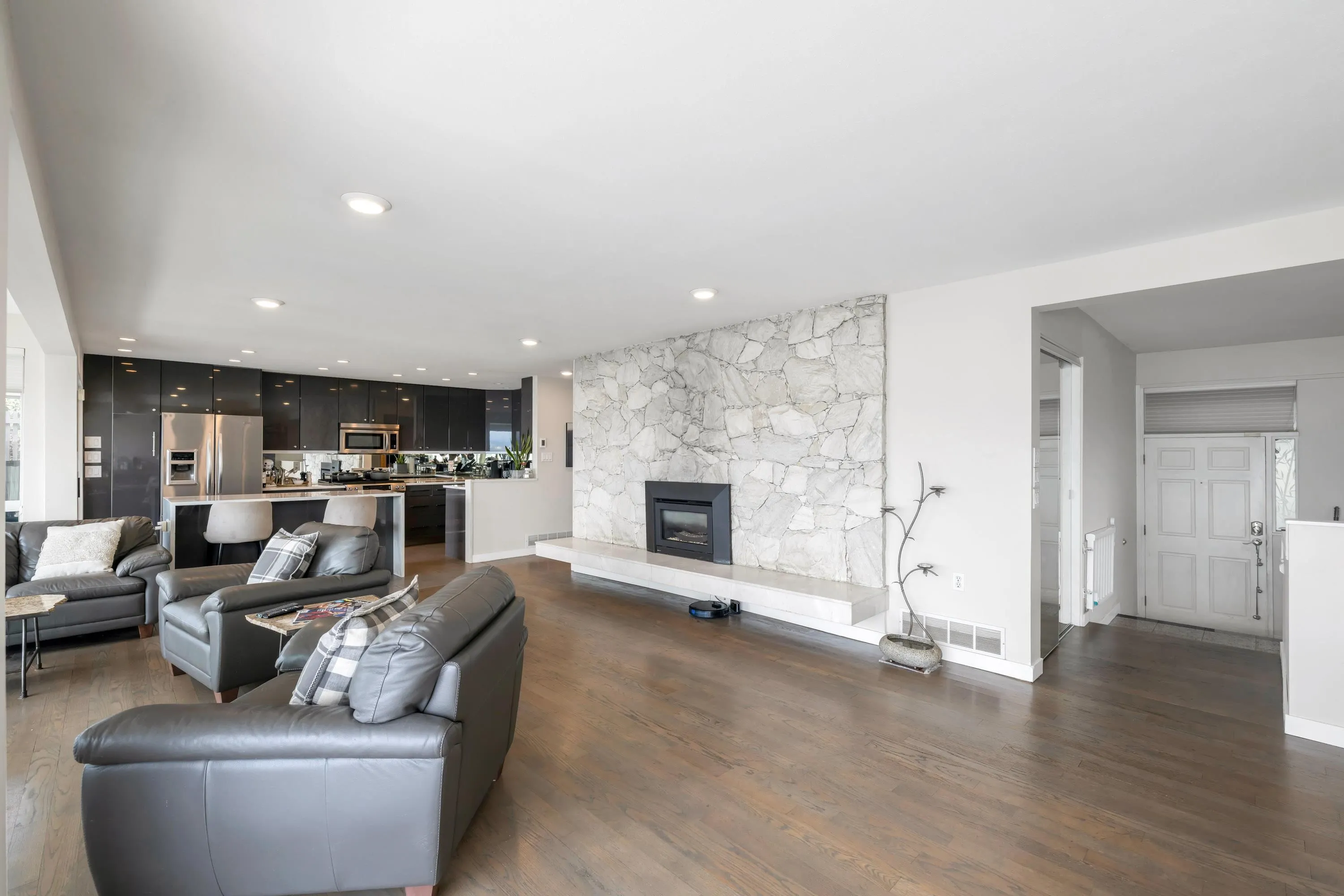 2385 Wall Street