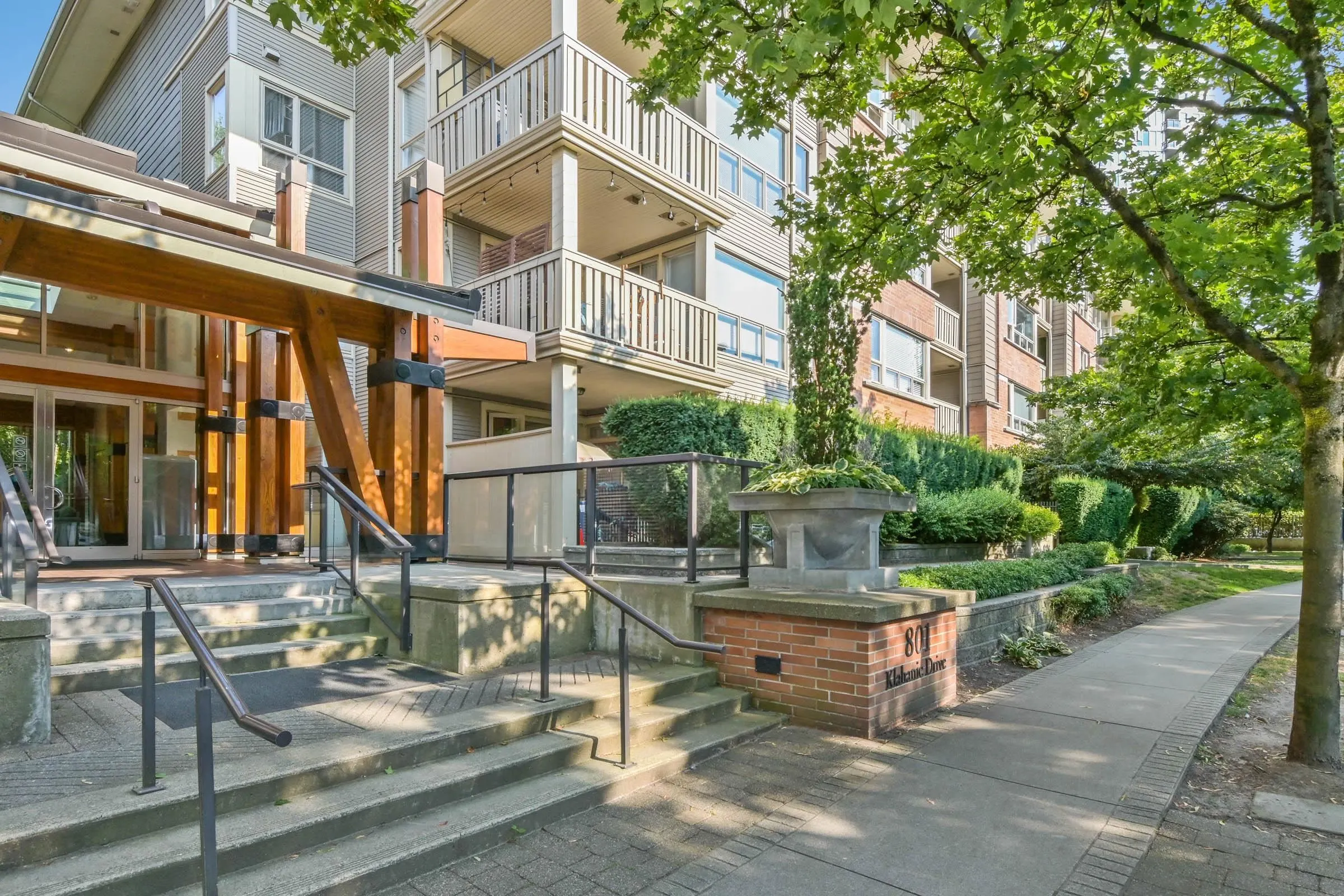 117 801 Klahanie Drive