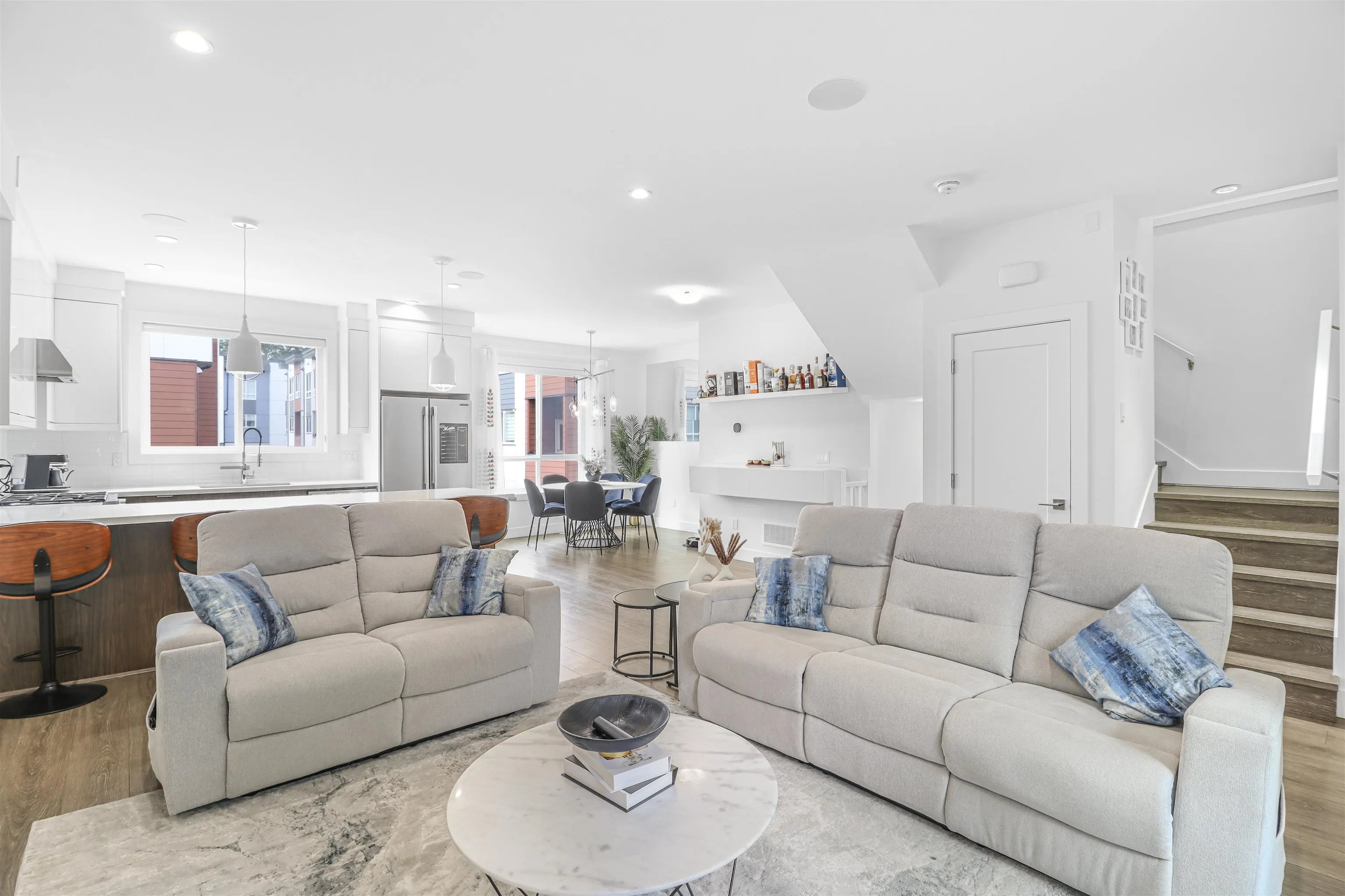 16 1670 160 Street