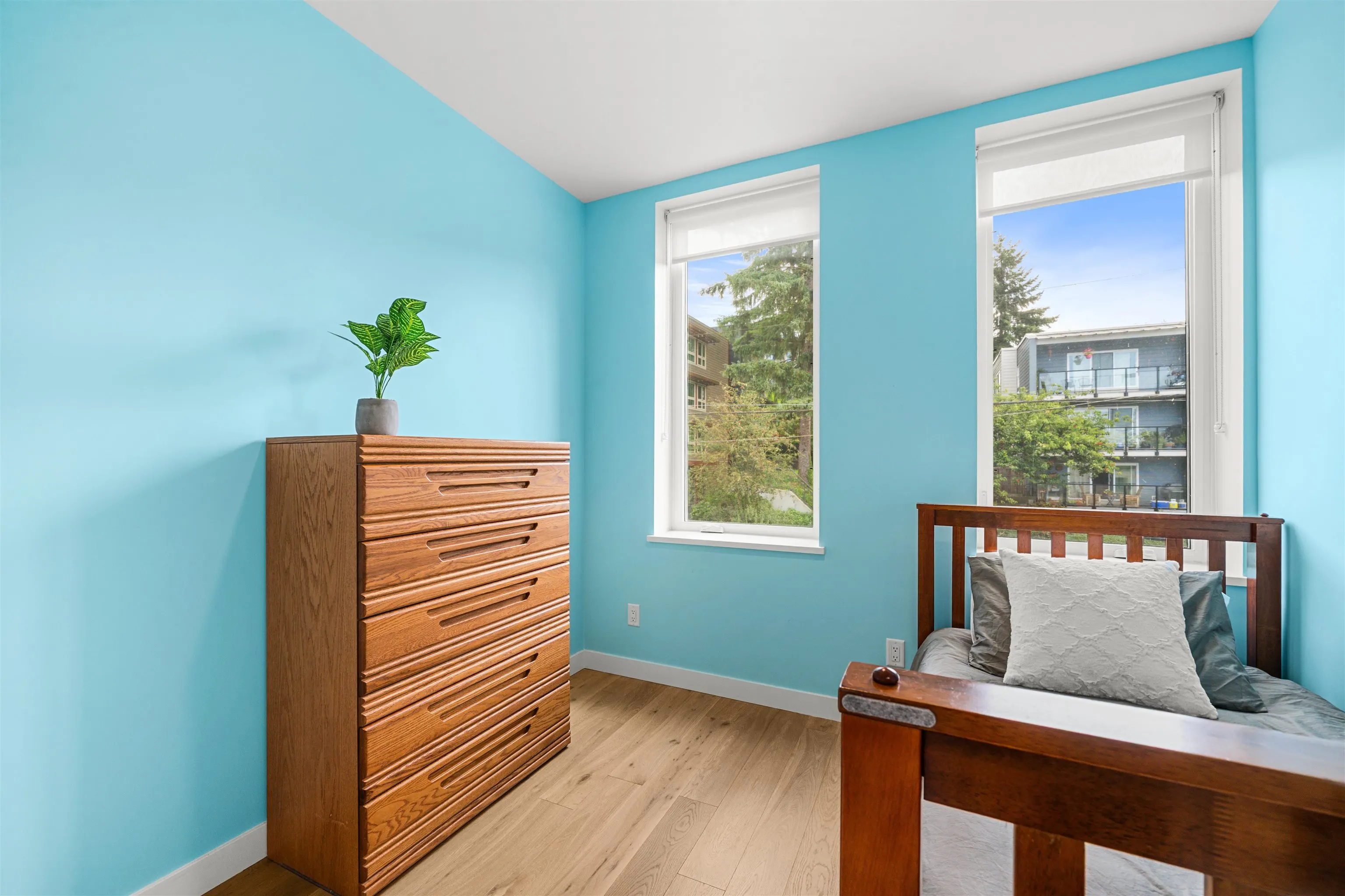 TH5 2137 Chesterfield Avenue