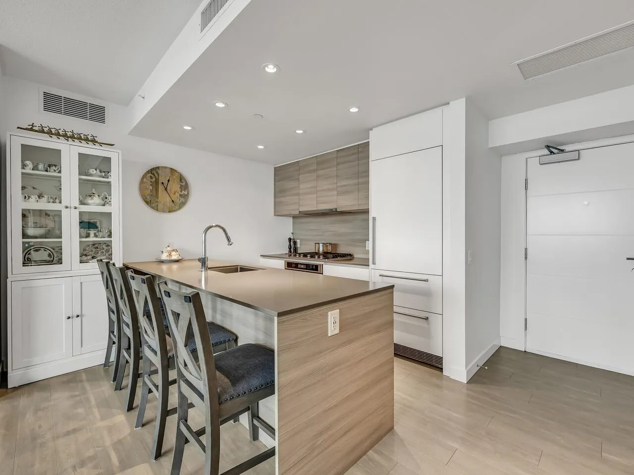 3203 908 Quayside Drive