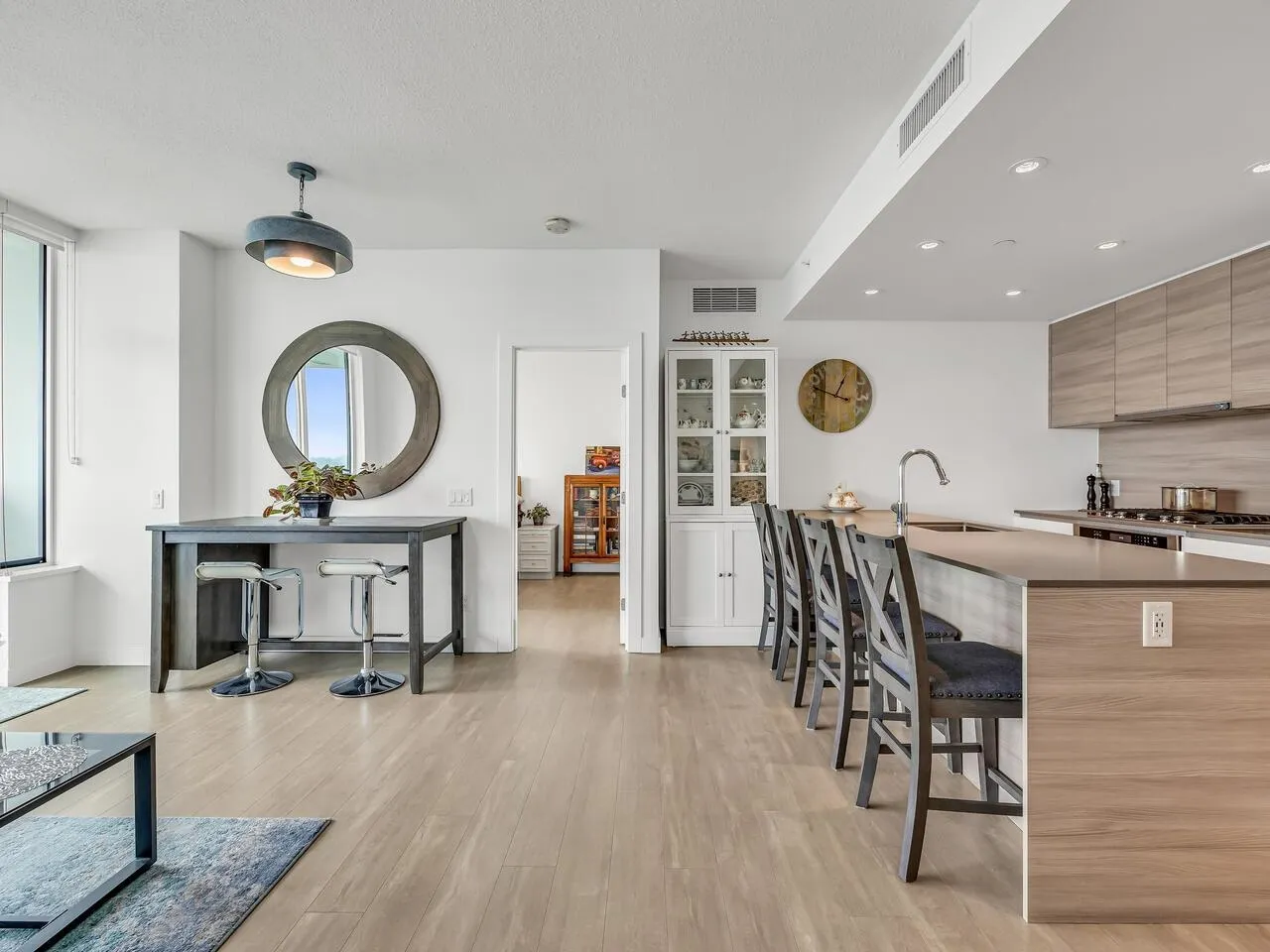 3203 908 Quayside Drive