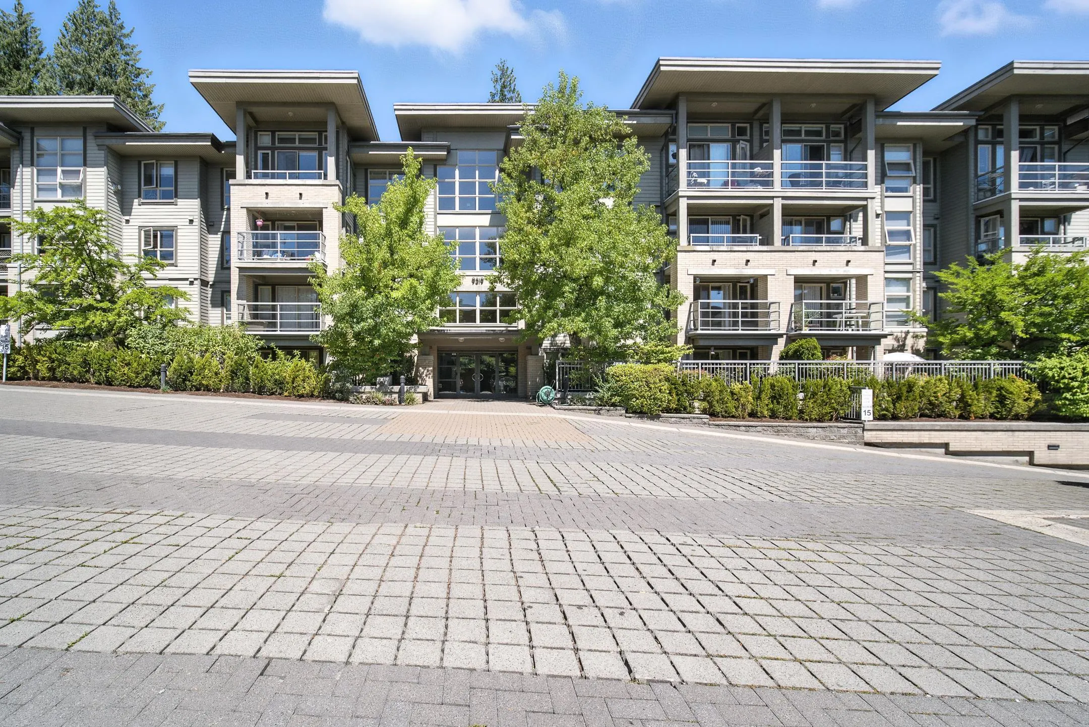 407 9319 University Crescent