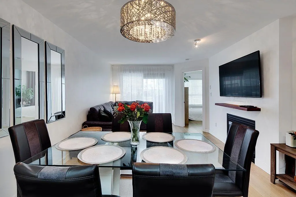 411 108 W Esplanade