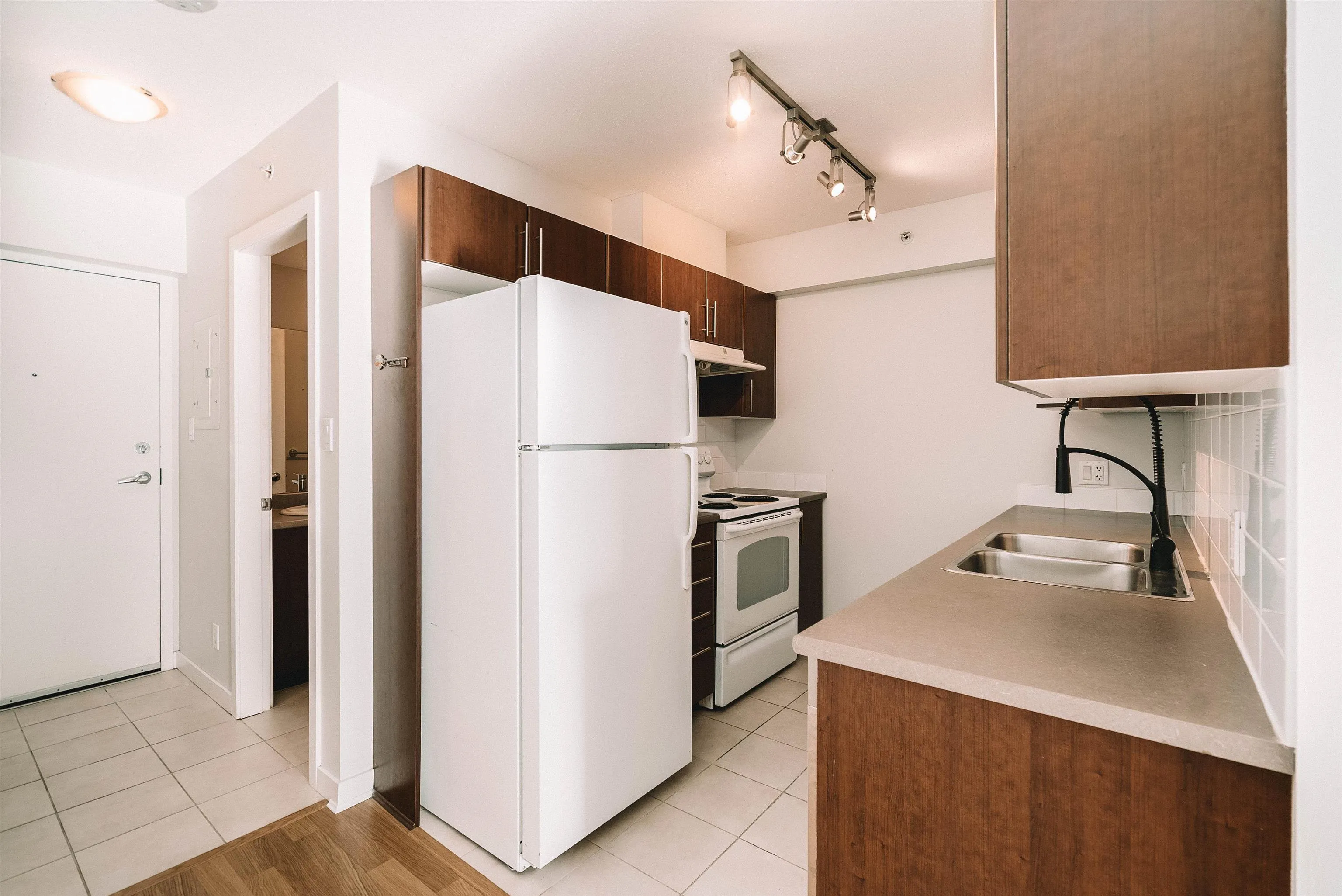 906 1178 Heffley Crescent