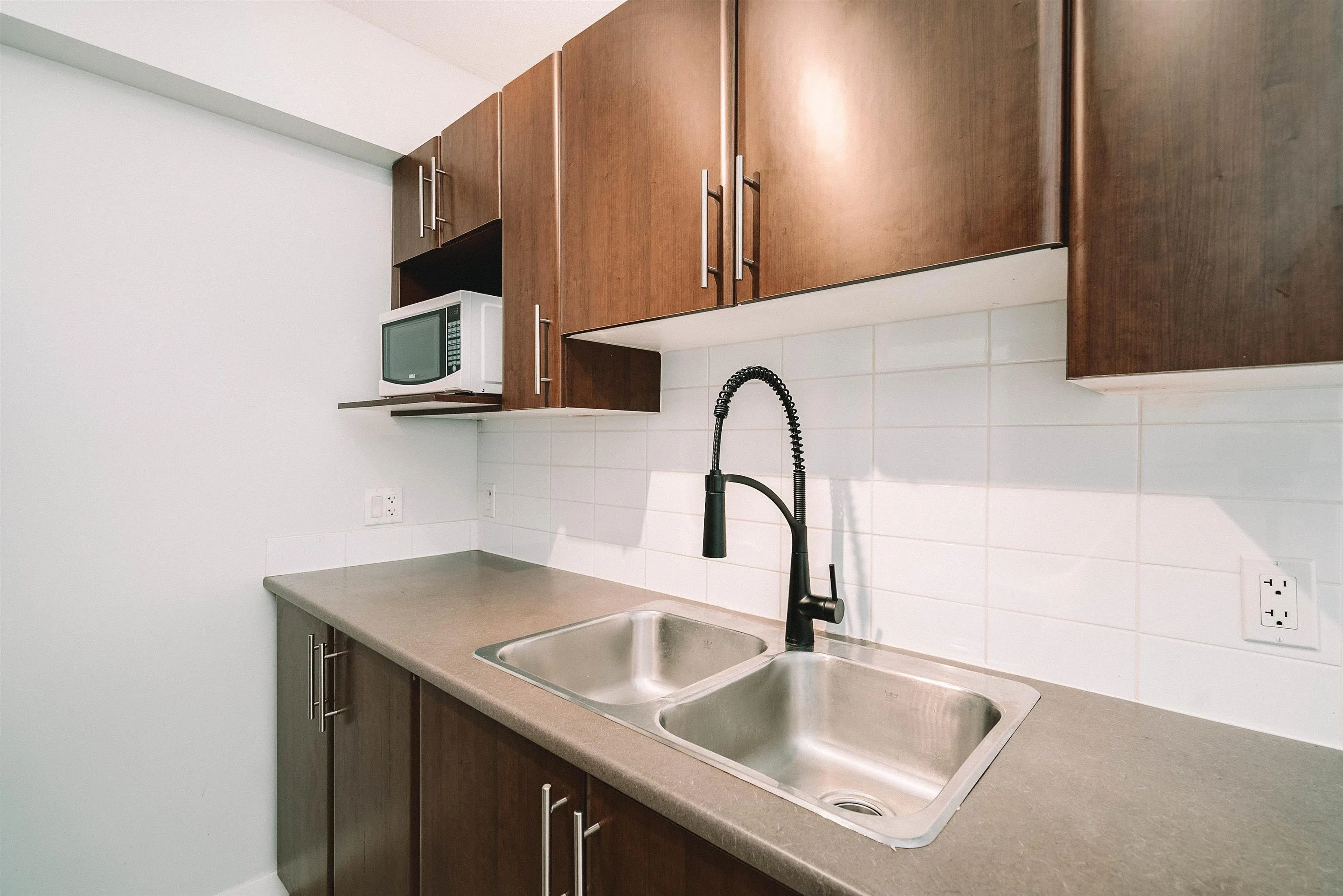 906 1178 Heffley Crescent