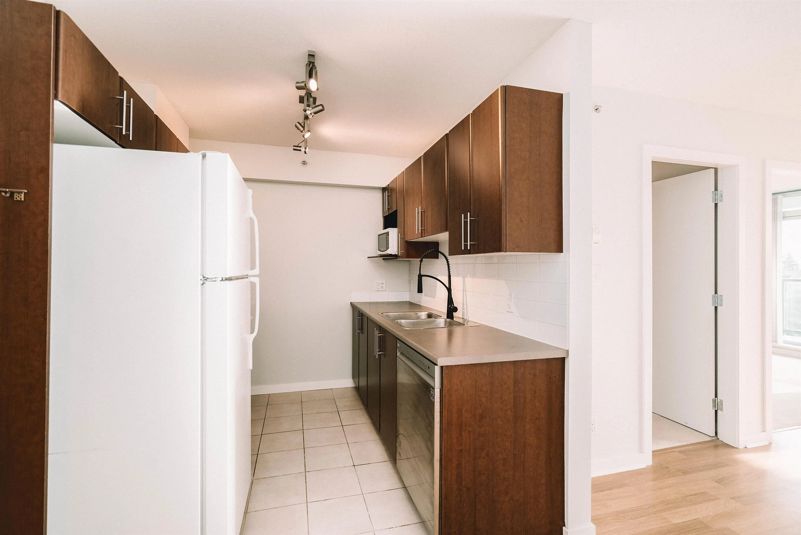 906 1178 Heffley Crescent