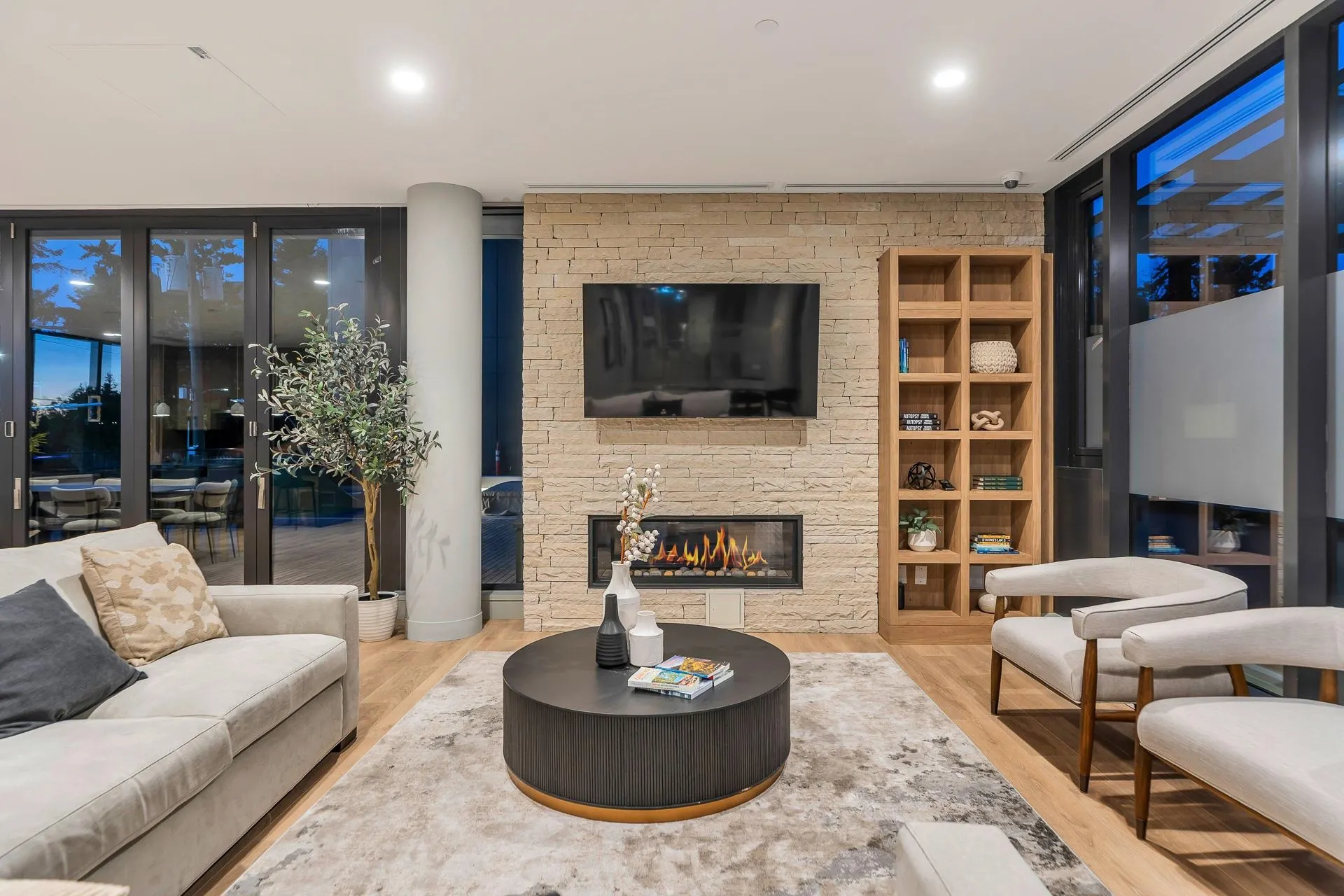 2205 1588 Johnston Road