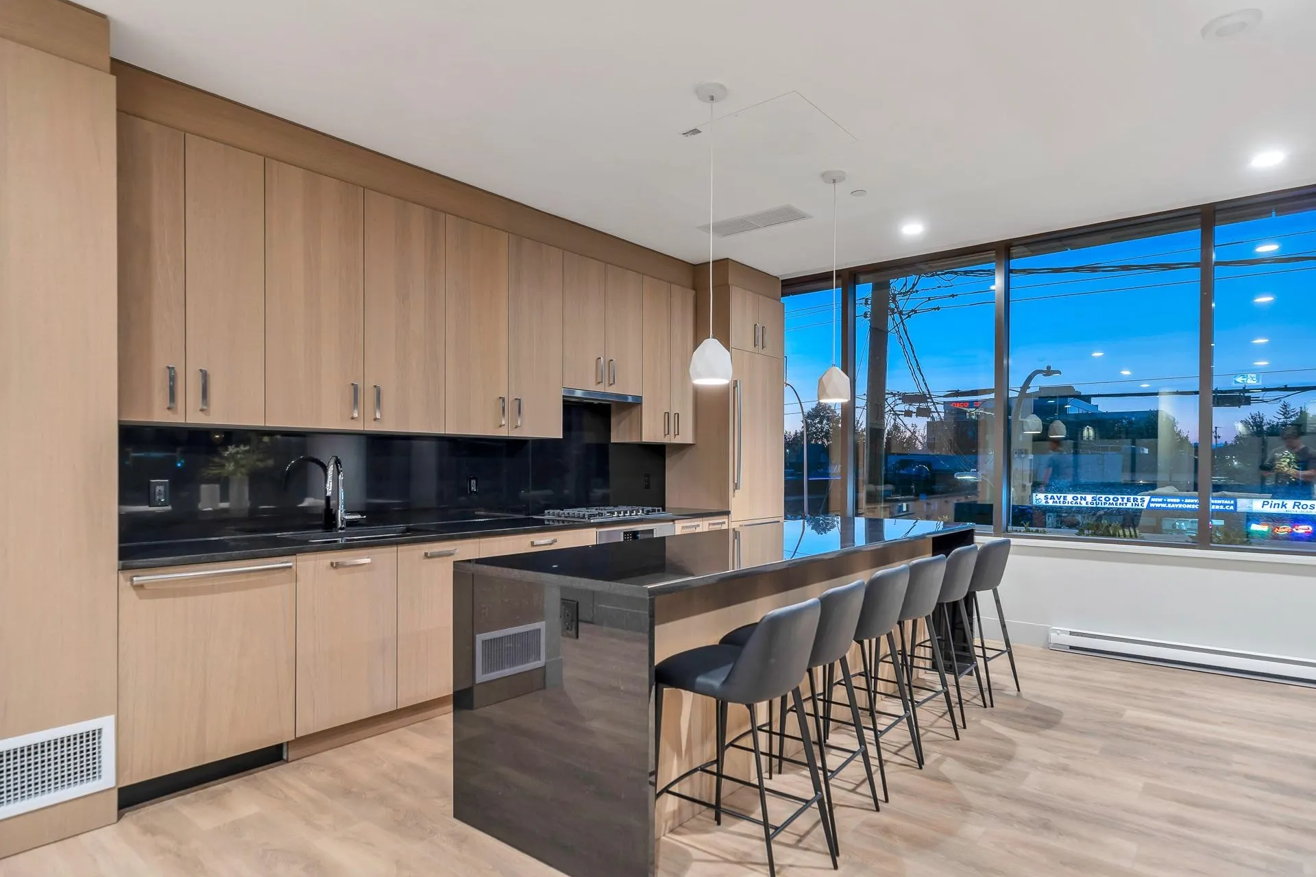 2205 1588 Johnston Road