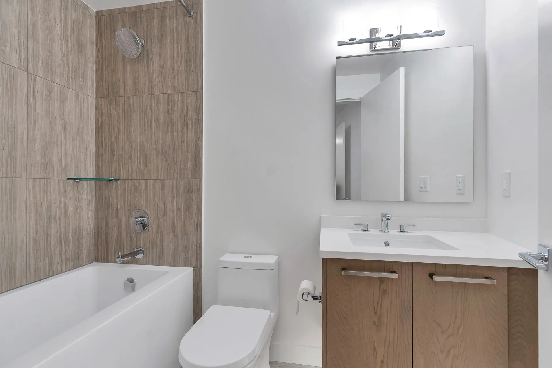 2205 1588 Johnston Road
